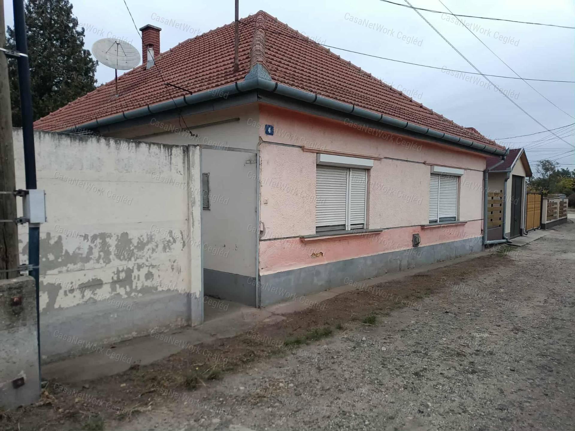 Földszintes családi ház Cegléden, jó környéken!