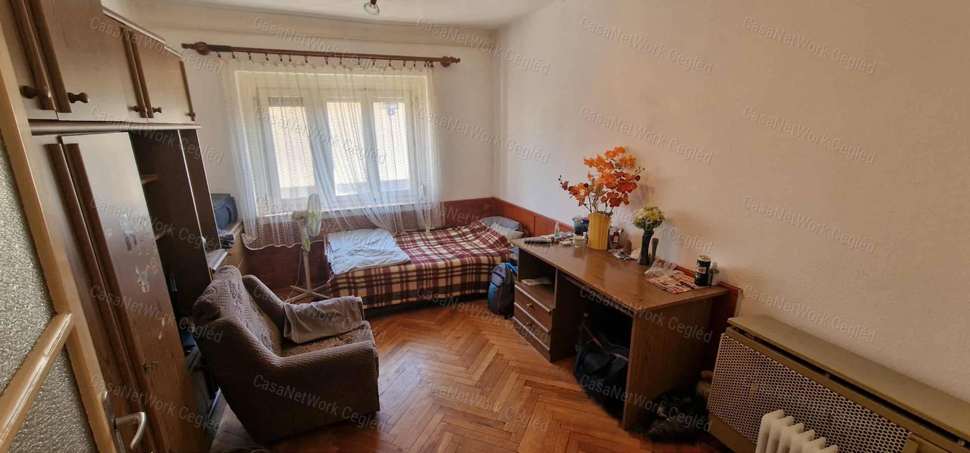 Földszintes családi ház Cegléden, jó környéken!