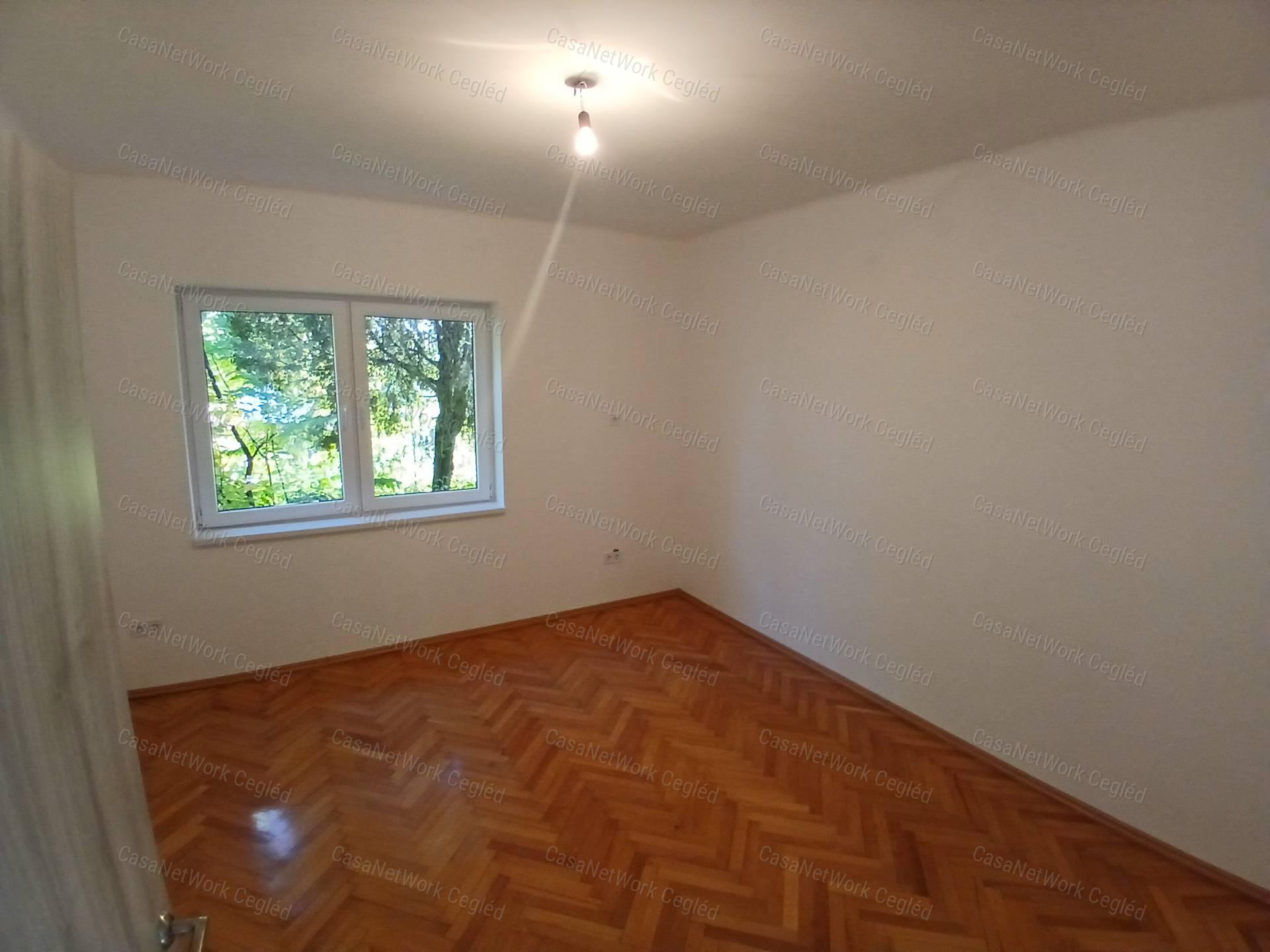 Eladó Cegléden 73 m2-es családi ház.