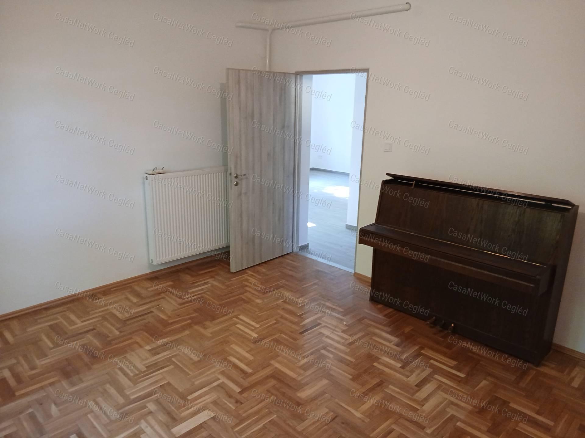 Eladó Cegléden 73 m2-es családi ház.