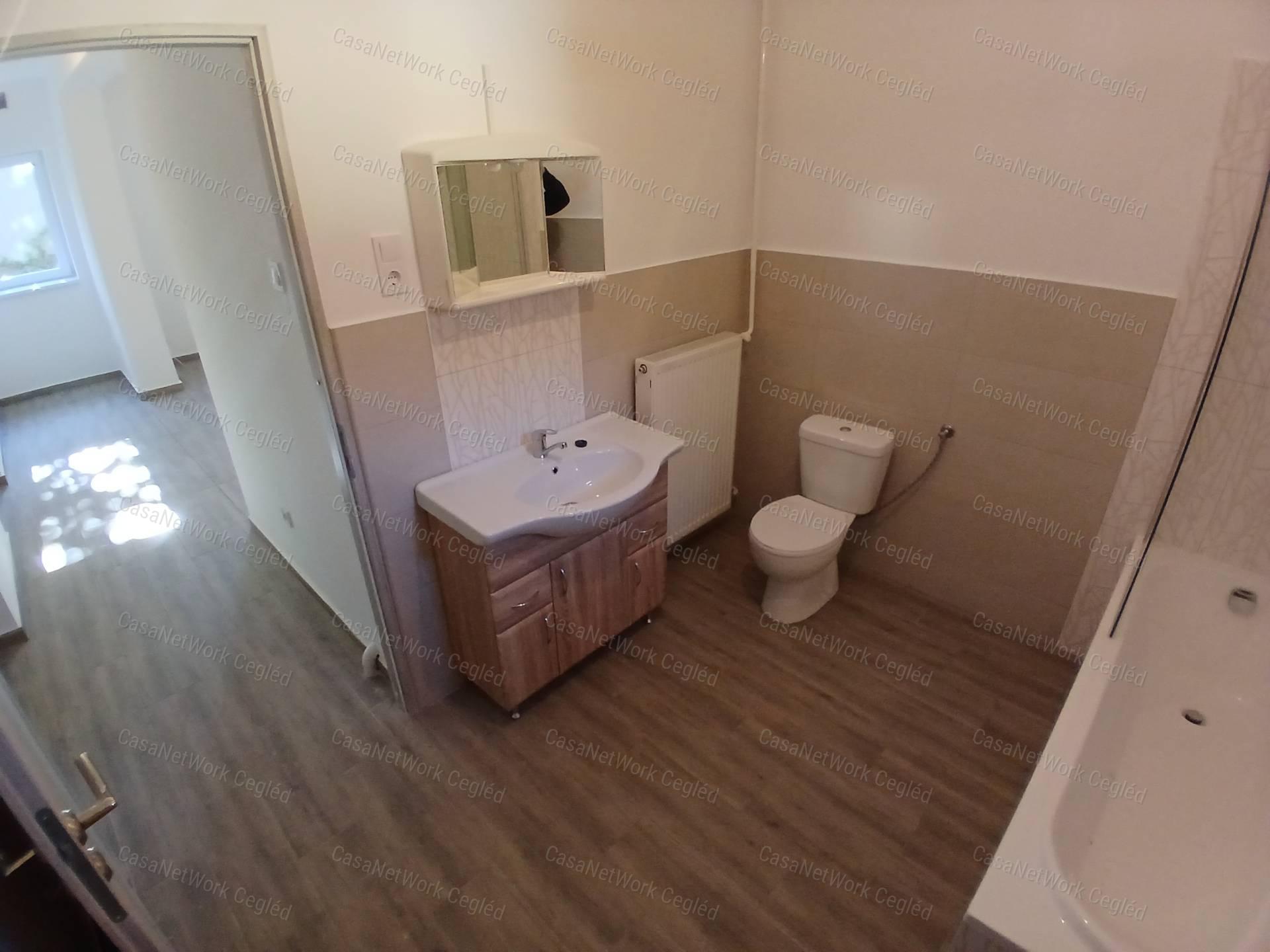 Eladó Cegléden 73 m2-es családi ház.