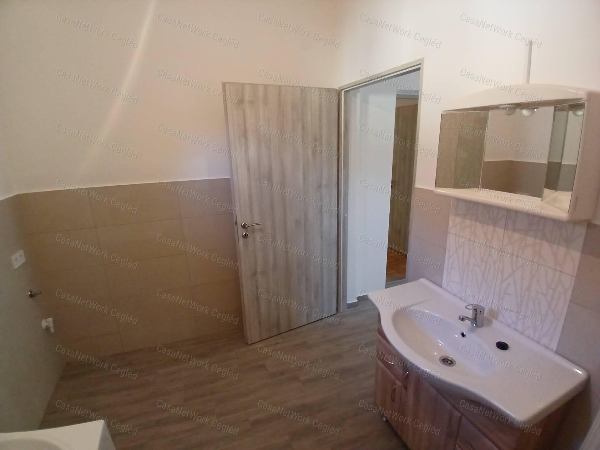 Eladó Cegléden 73 m2-es családi ház.