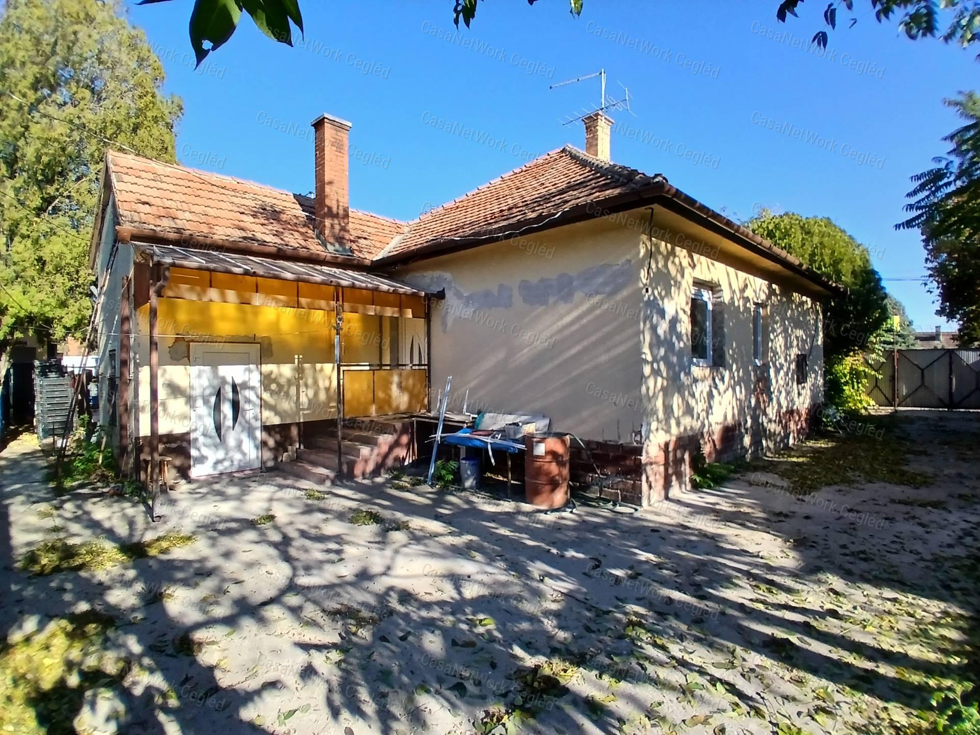 Eladó Cegléden 73 m2-es családi ház.