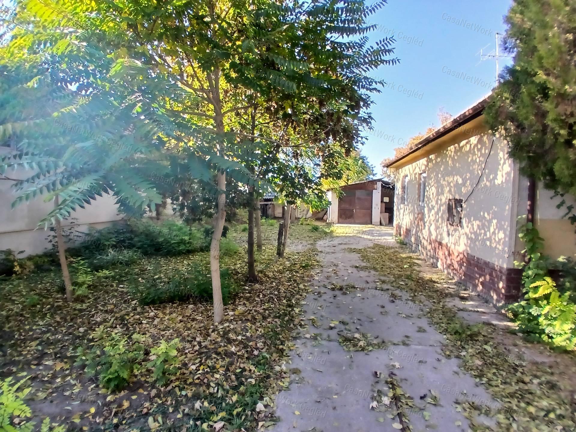 Eladó Cegléden 73 m2-es családi ház.