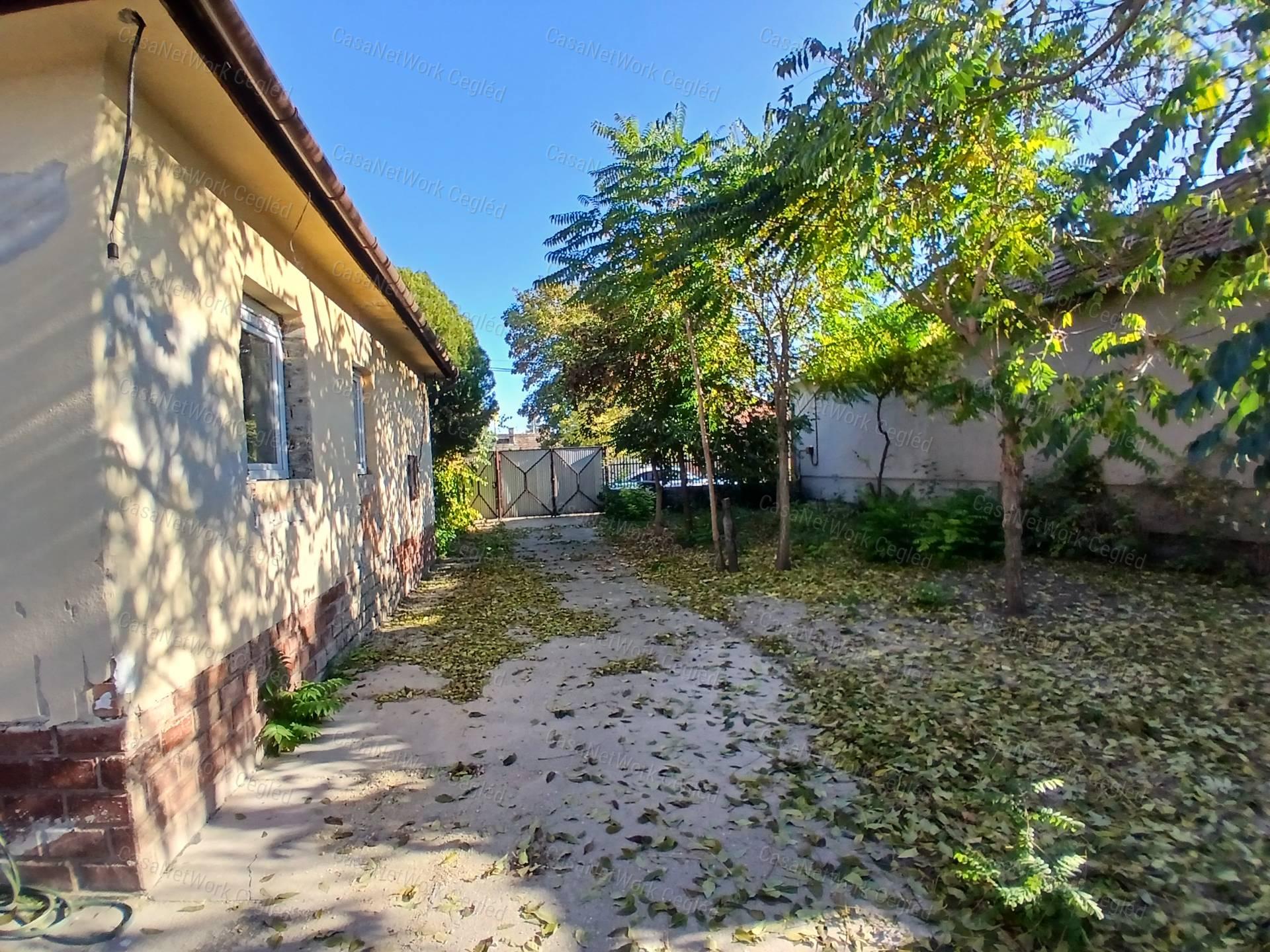 Eladó Cegléden 73 m2-es családi ház.