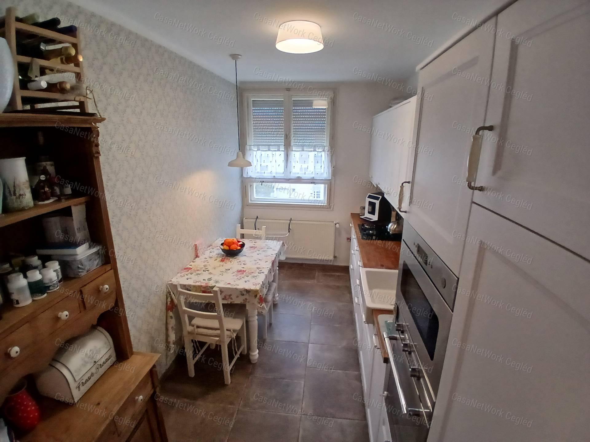 Eladó ceglédi 83 m2 tégla lakás.