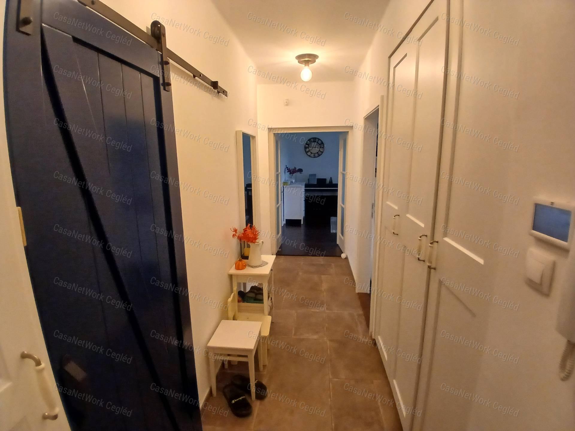 Eladó ceglédi 83 m2 tégla lakás.