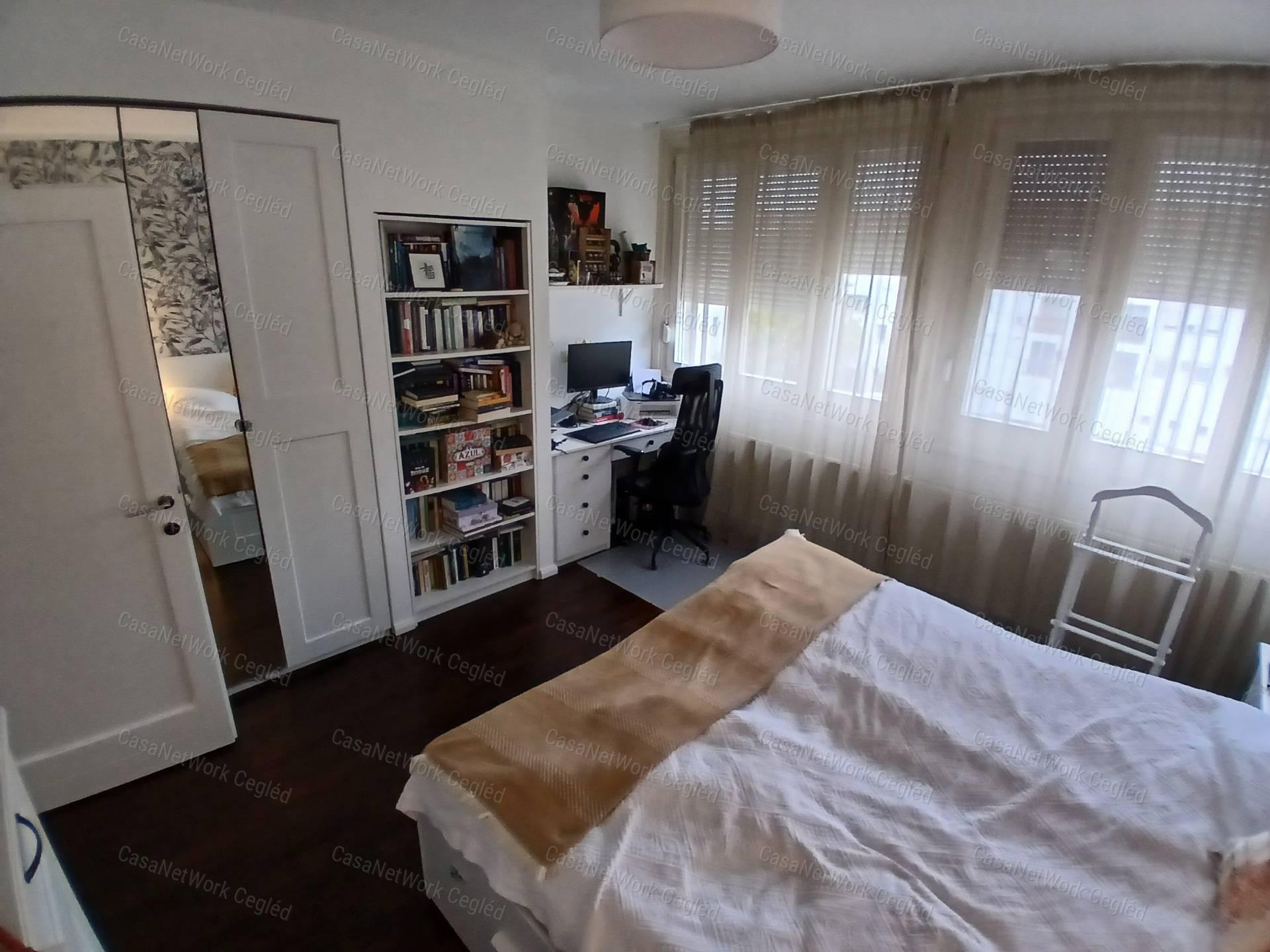 Eladó ceglédi 83 m2 tégla lakás.