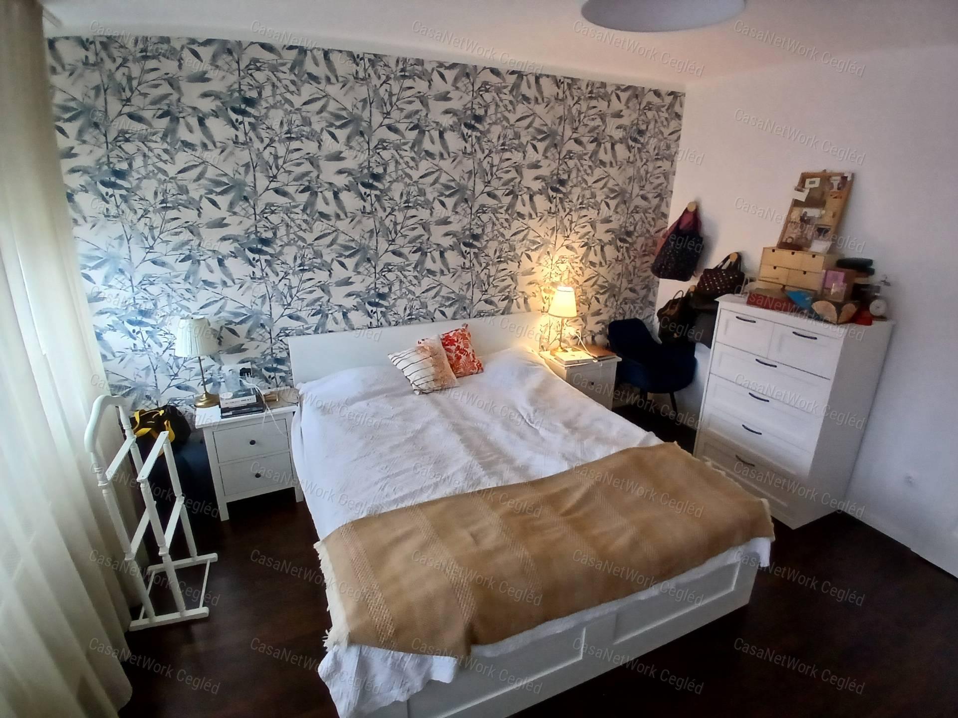 Eladó ceglédi 83 m2 tégla lakás.