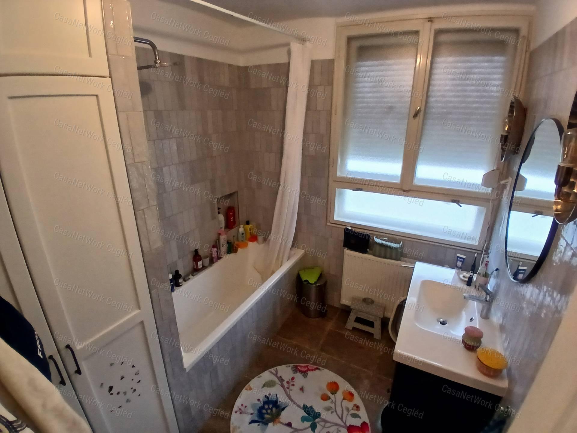 Eladó ceglédi 83 m2 tégla lakás.