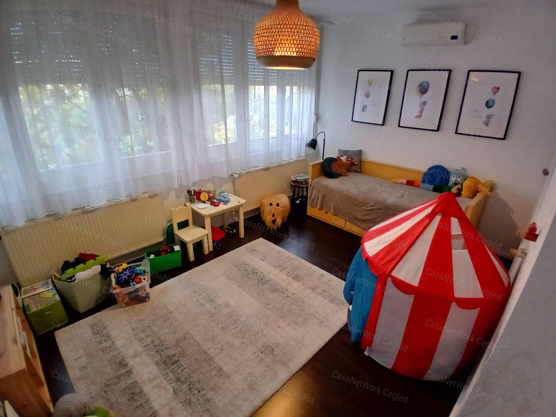 Eladó ceglédi 83 m2 tégla lakás.