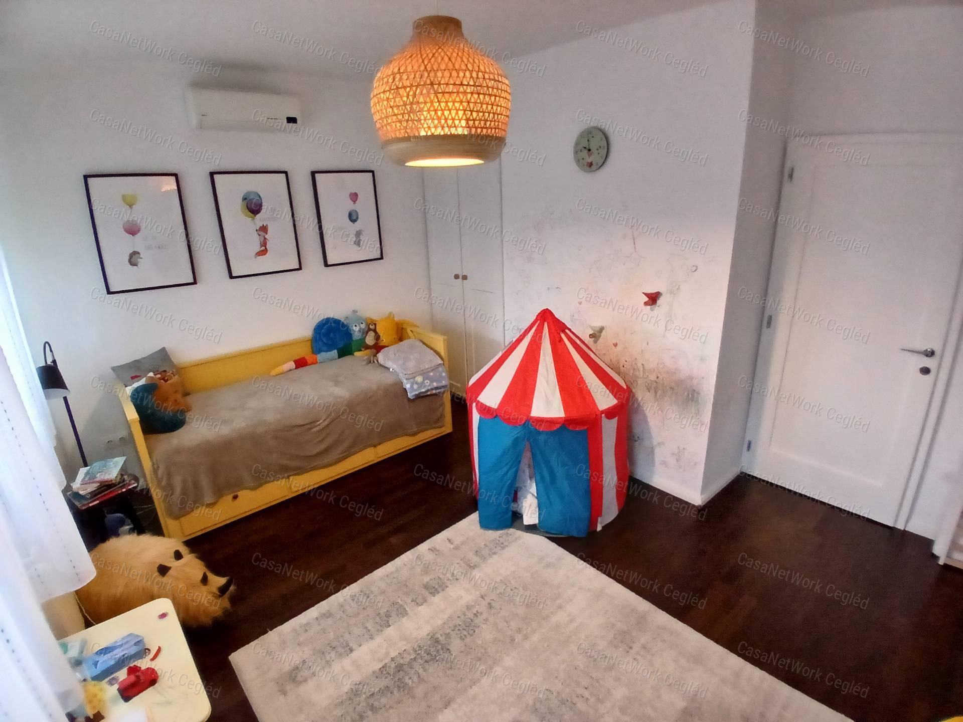 Eladó ceglédi 83 m2 tégla lakás.