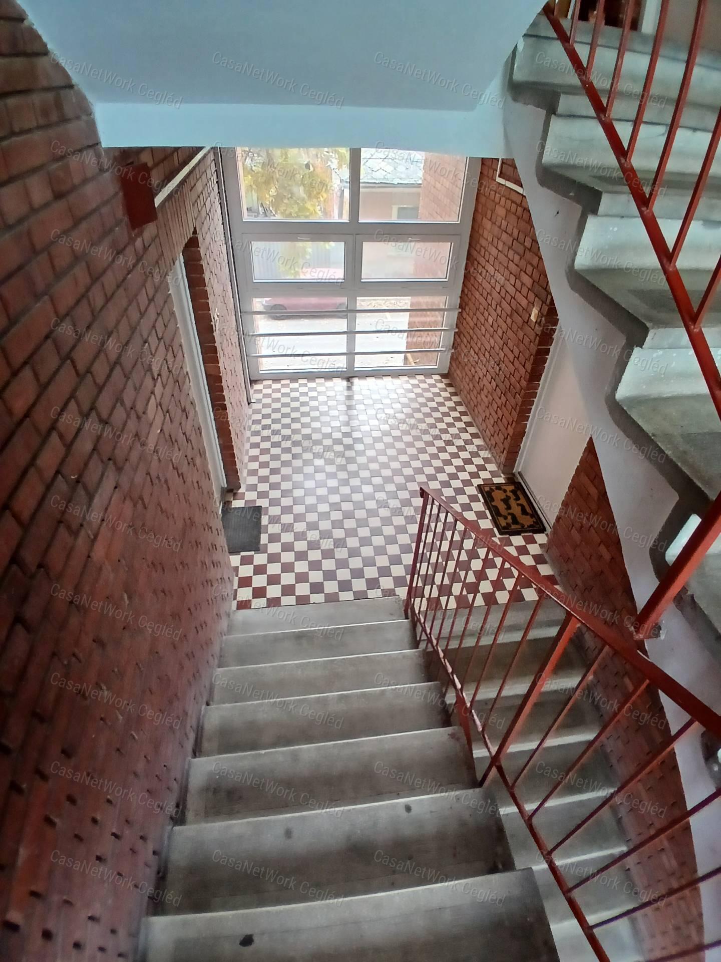 Eladó ceglédi 83 m2 tégla lakás.