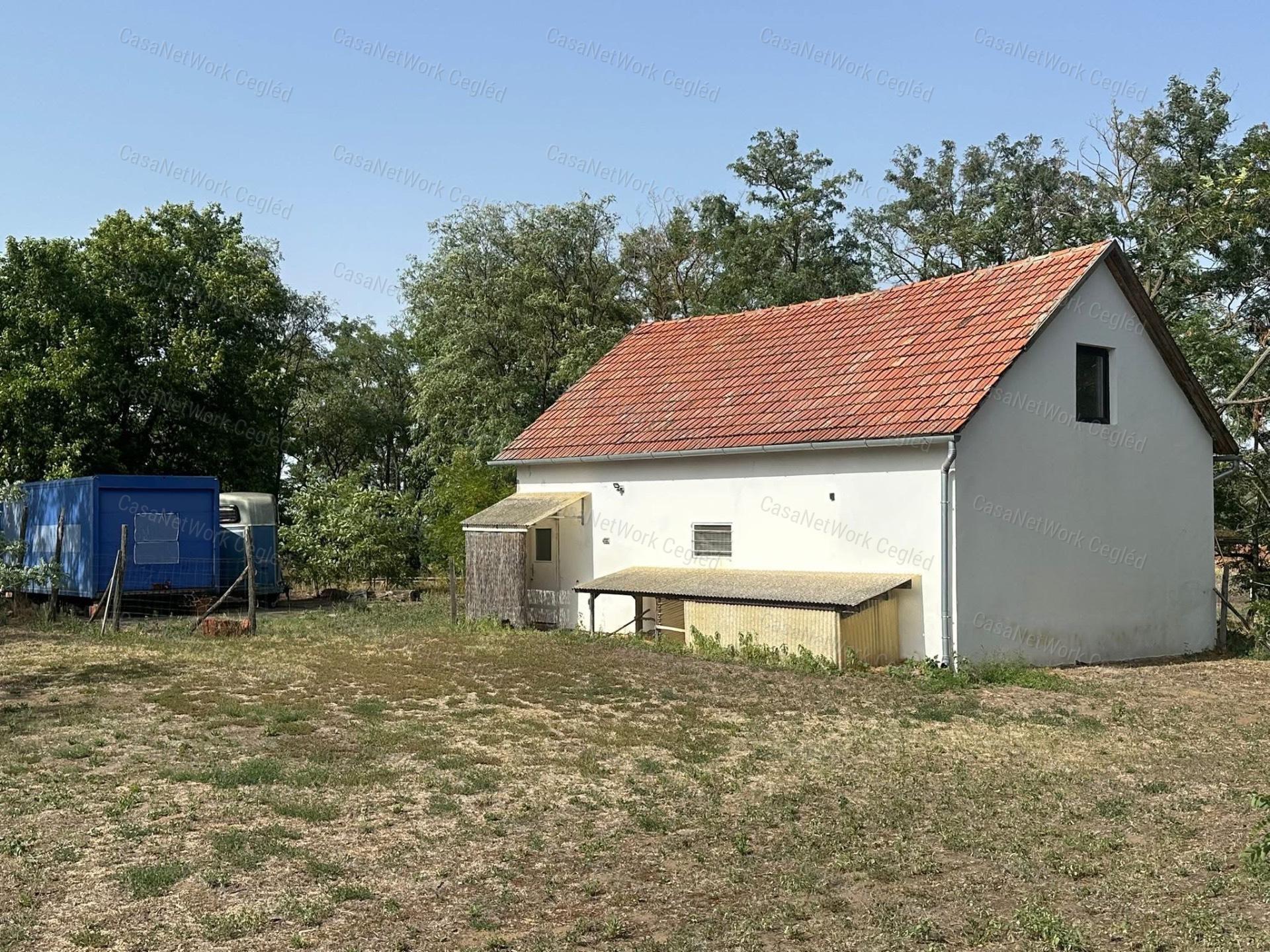 Jól megközelíthető tanya komplexum eladó akár üzleti célra is!