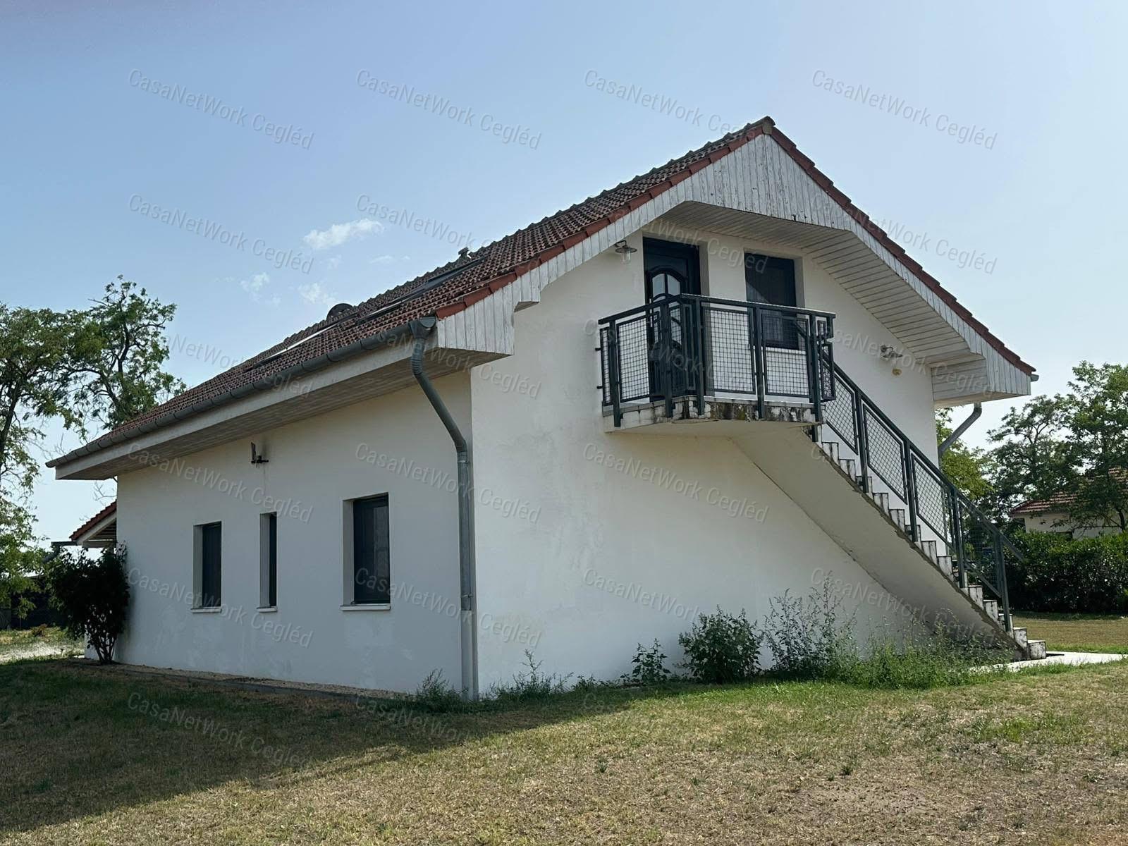 Jól megközelíthető tanya komplexum eladó akár üzleti célra is!