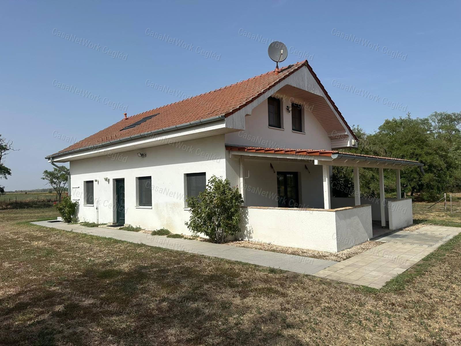 Jól megközelíthető tanya komplexum eladó akár üzleti célra is!