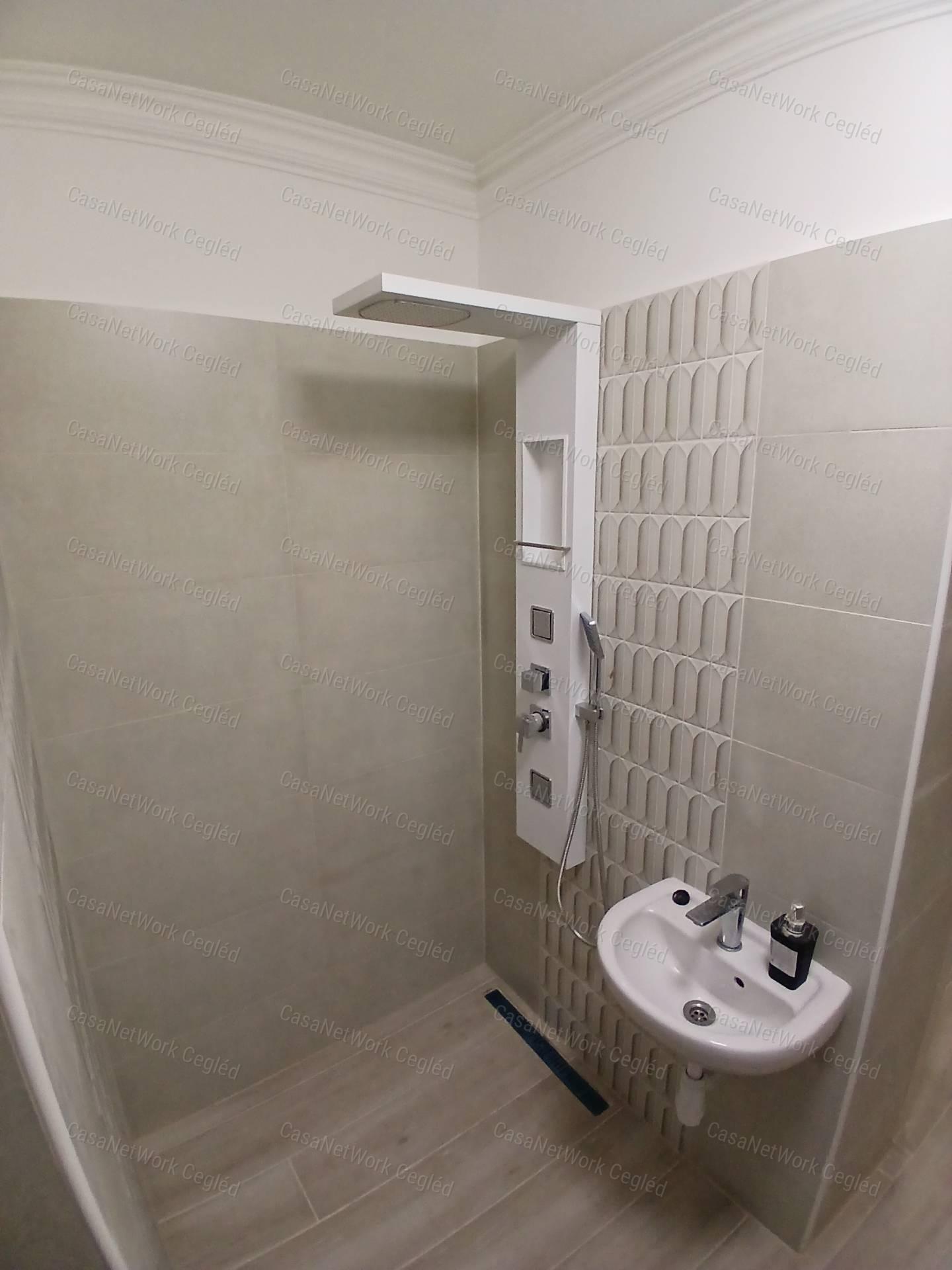 Eladó Budapesi Lipotvárosi 64 m2 tégla lakás.