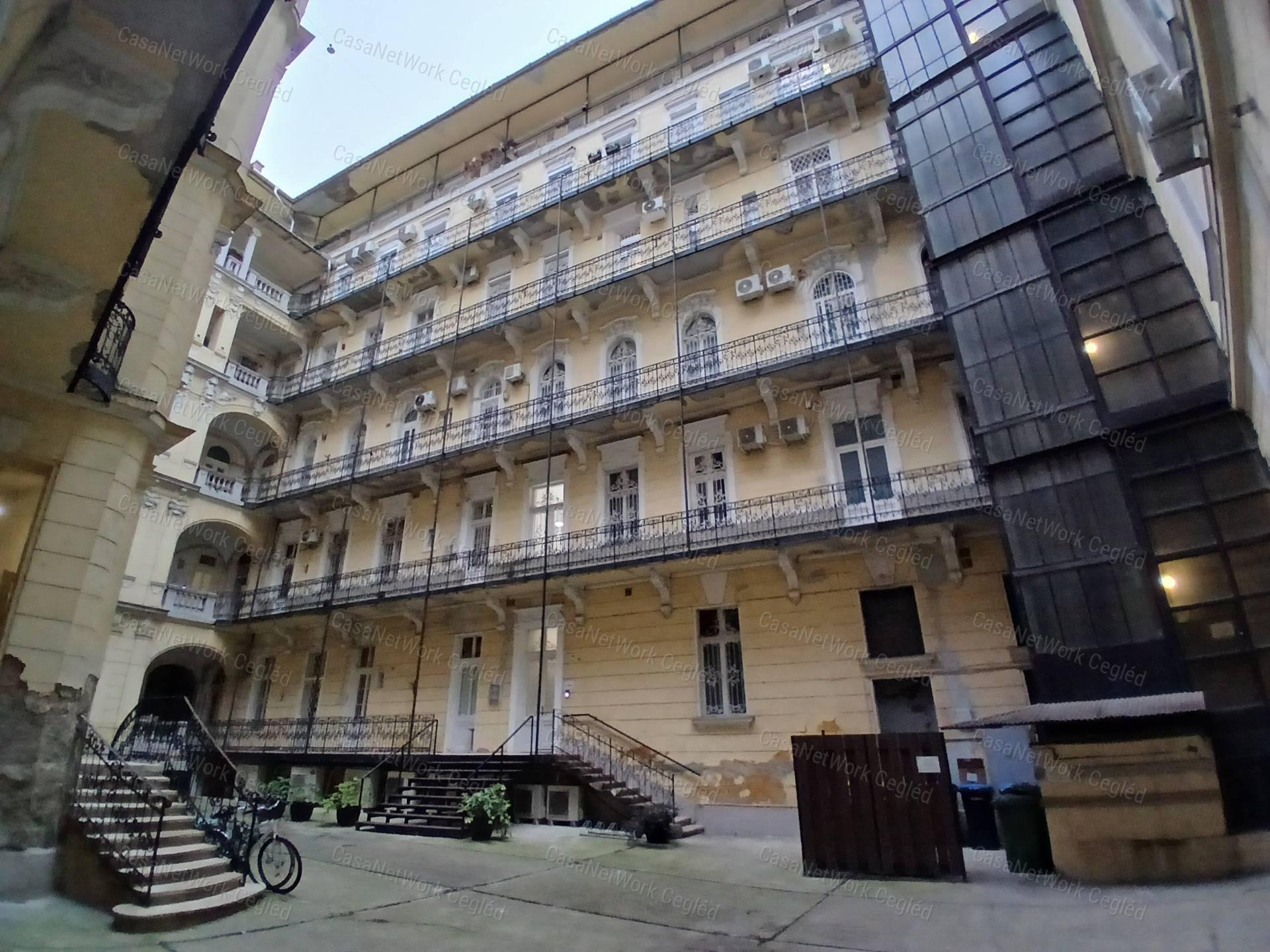 Eladó Budapesi Lipotvárosi 64 m2 tégla lakás.