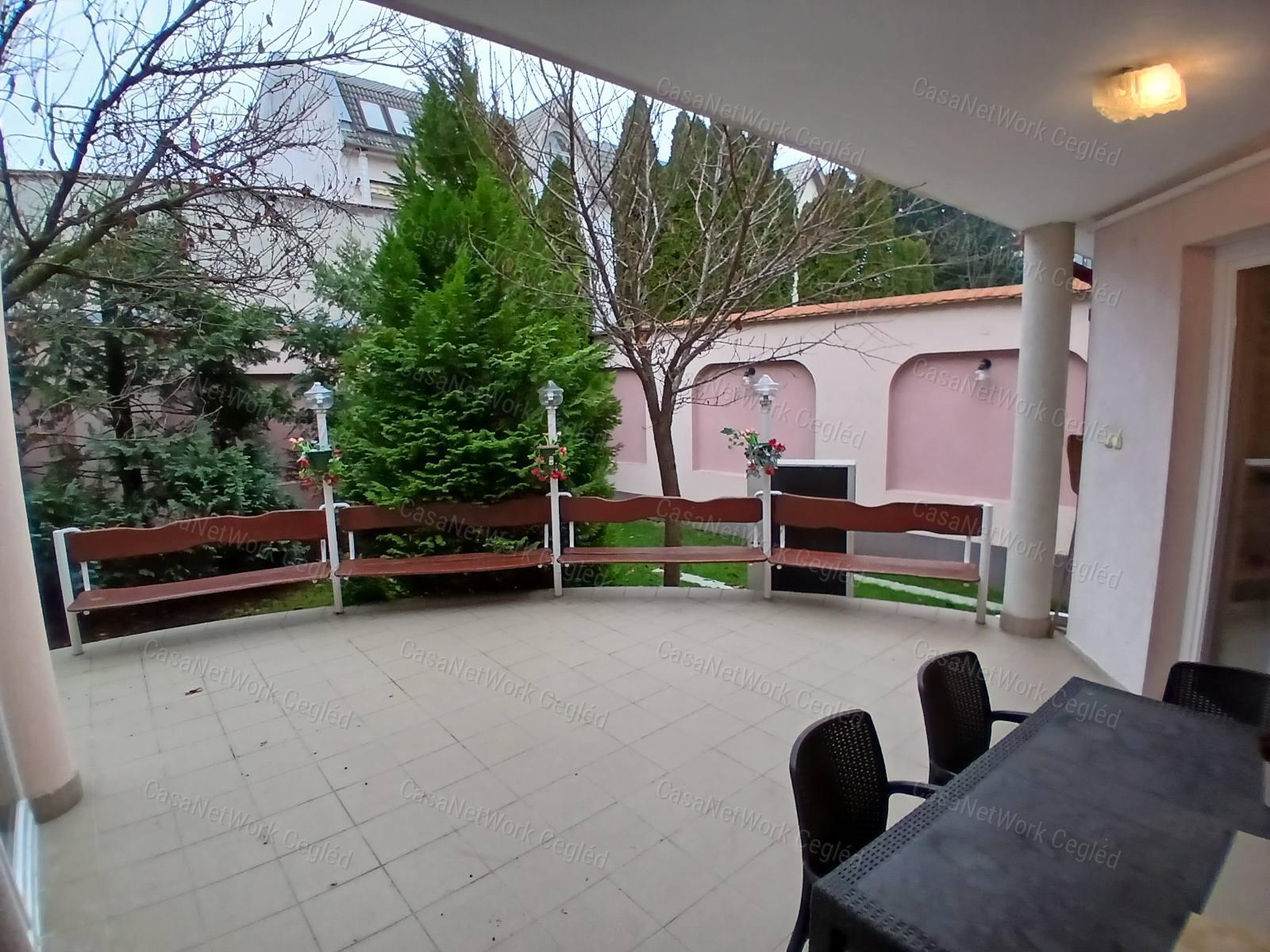 Eladó kecskemét szívében 268 m2 Családi Ház.