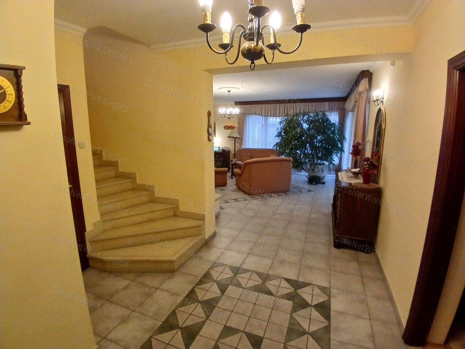 Eladó kecskemét szívében 268 m2 Családi Ház.