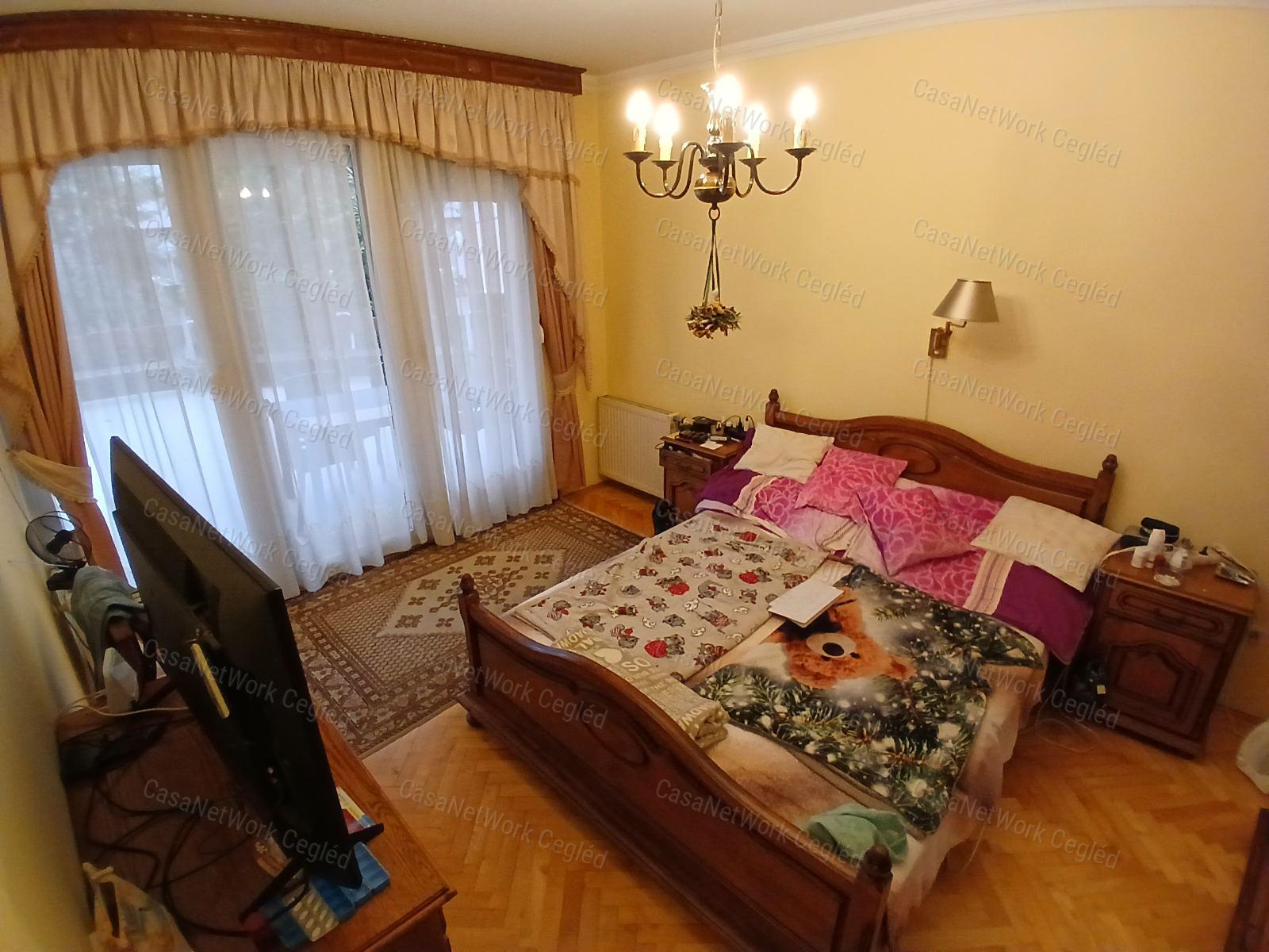 Eladó kecskemét szívében 268 m2 Családi Ház.