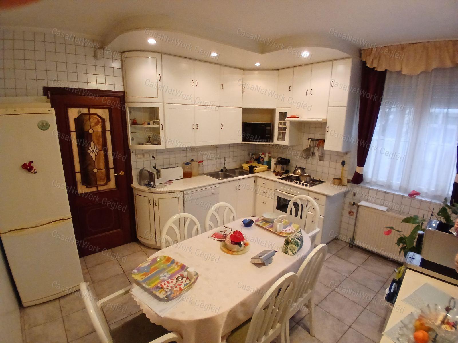 Eladó kecskemét szívében 268 m2 Családi Ház.