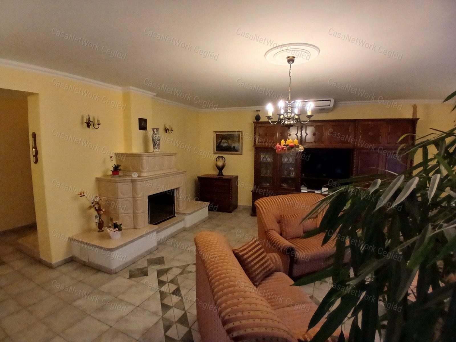 Eladó kecskemét szívében 268 m2 Családi Ház.