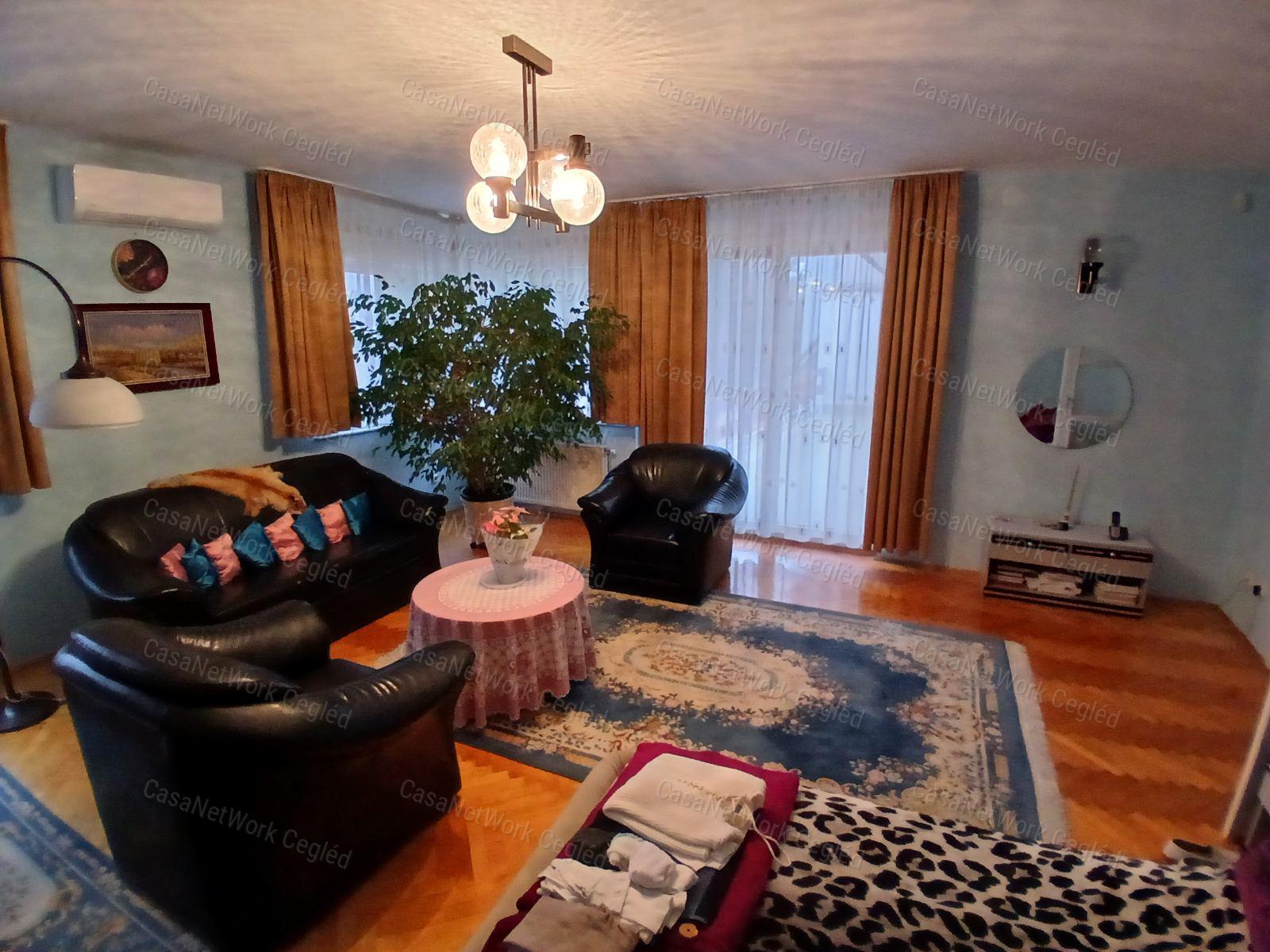 Eladó kecskemét szívében 268 m2 Családi Ház.
