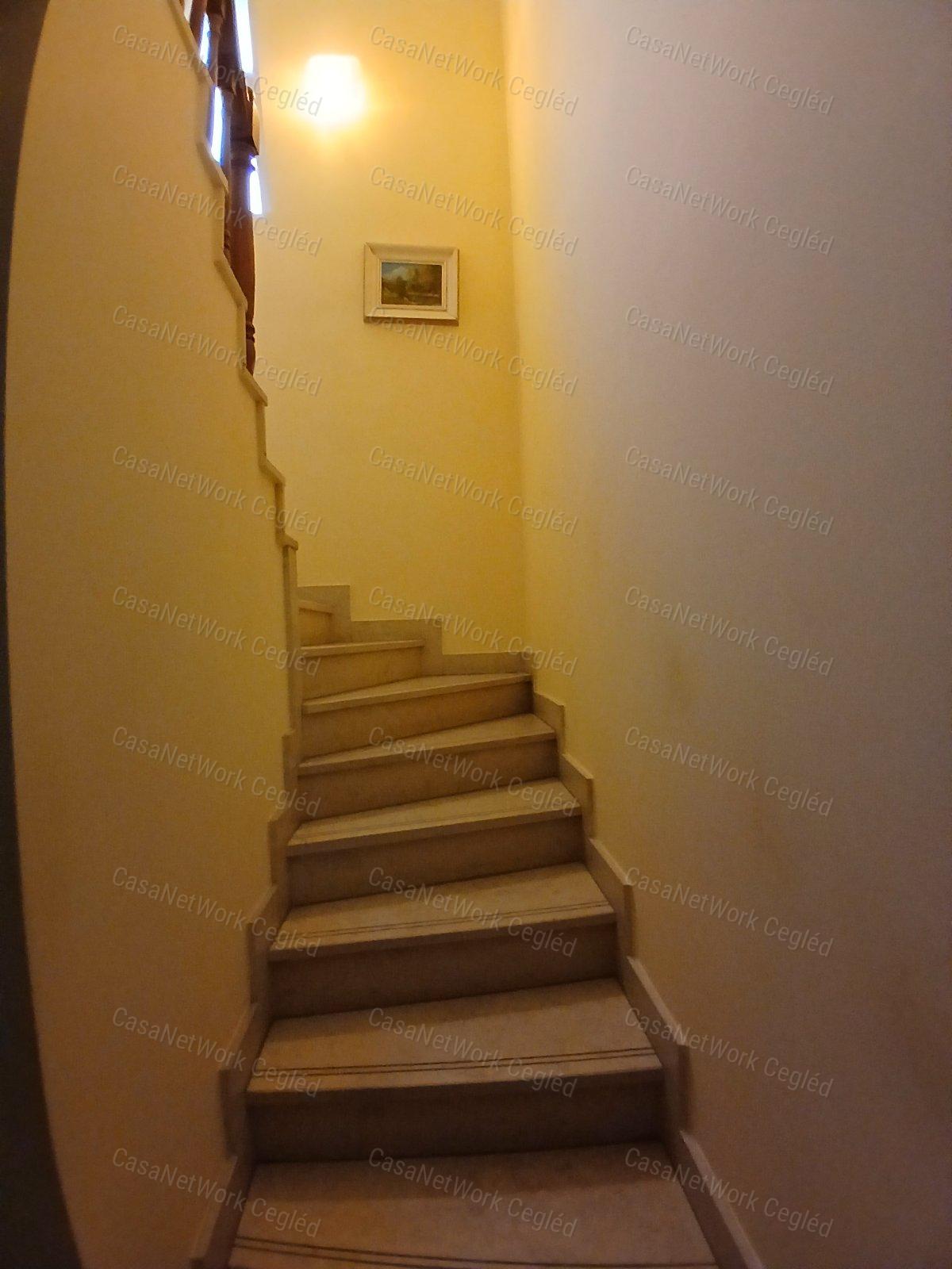 Eladó Kecskemét szívében 268 m2 Családi Házban iroda
