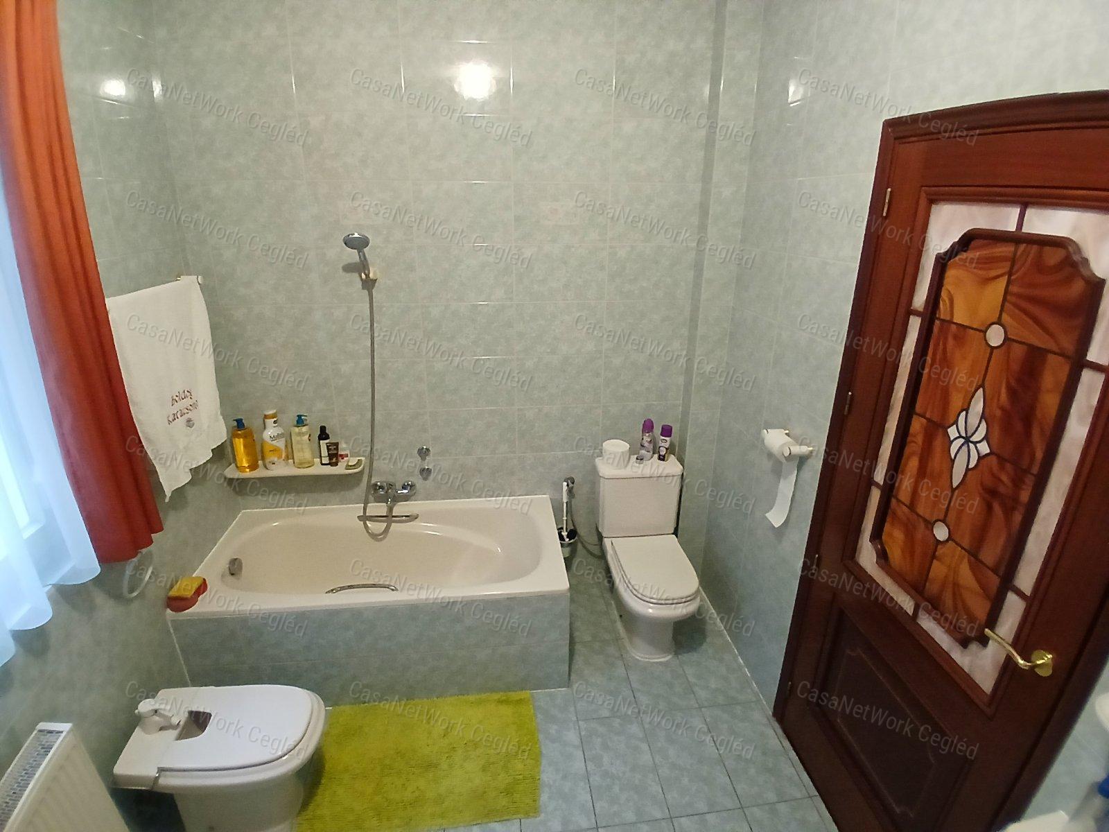 Eladó Kecskemét szívében 268 m2 Családi Házban iroda
