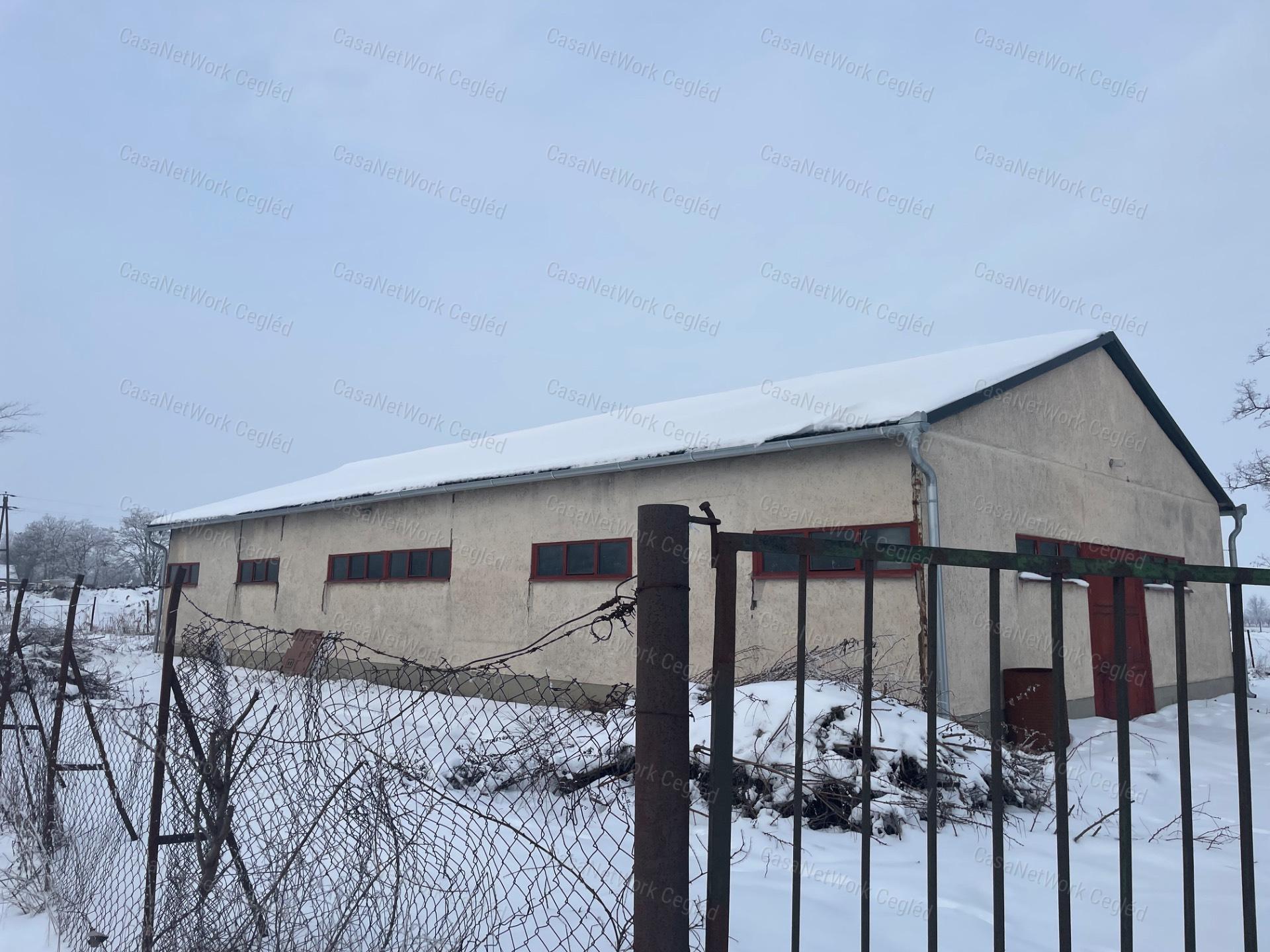Raktározási,kereskedelmi,ipari célú tevékenységekhez ingatlan eladó