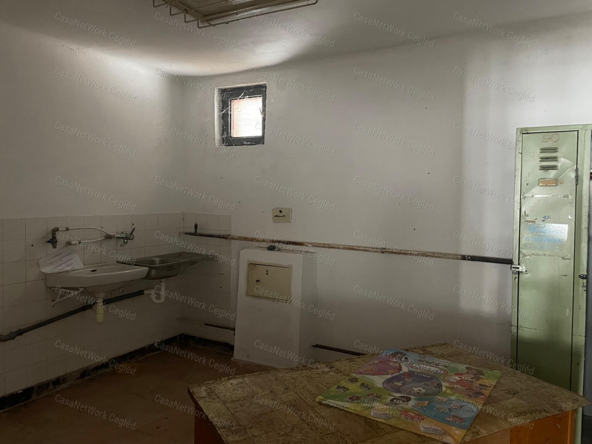 Raktározási,kereskedelmi,ipari célú tevékenységekhez ingatlan eladó