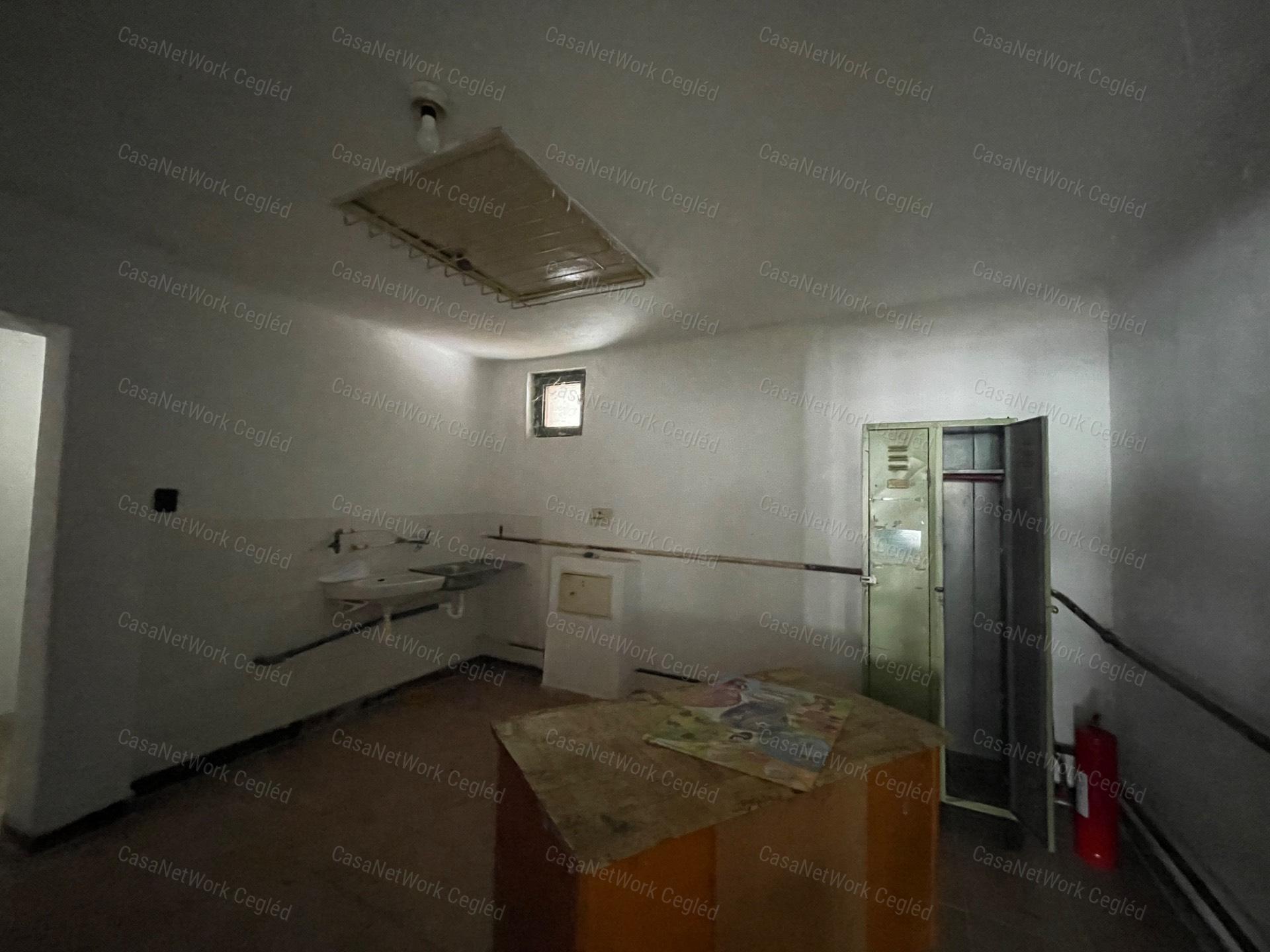 Raktározási,kereskedelmi,ipari célú tevékenységekhez ingatlan eladó