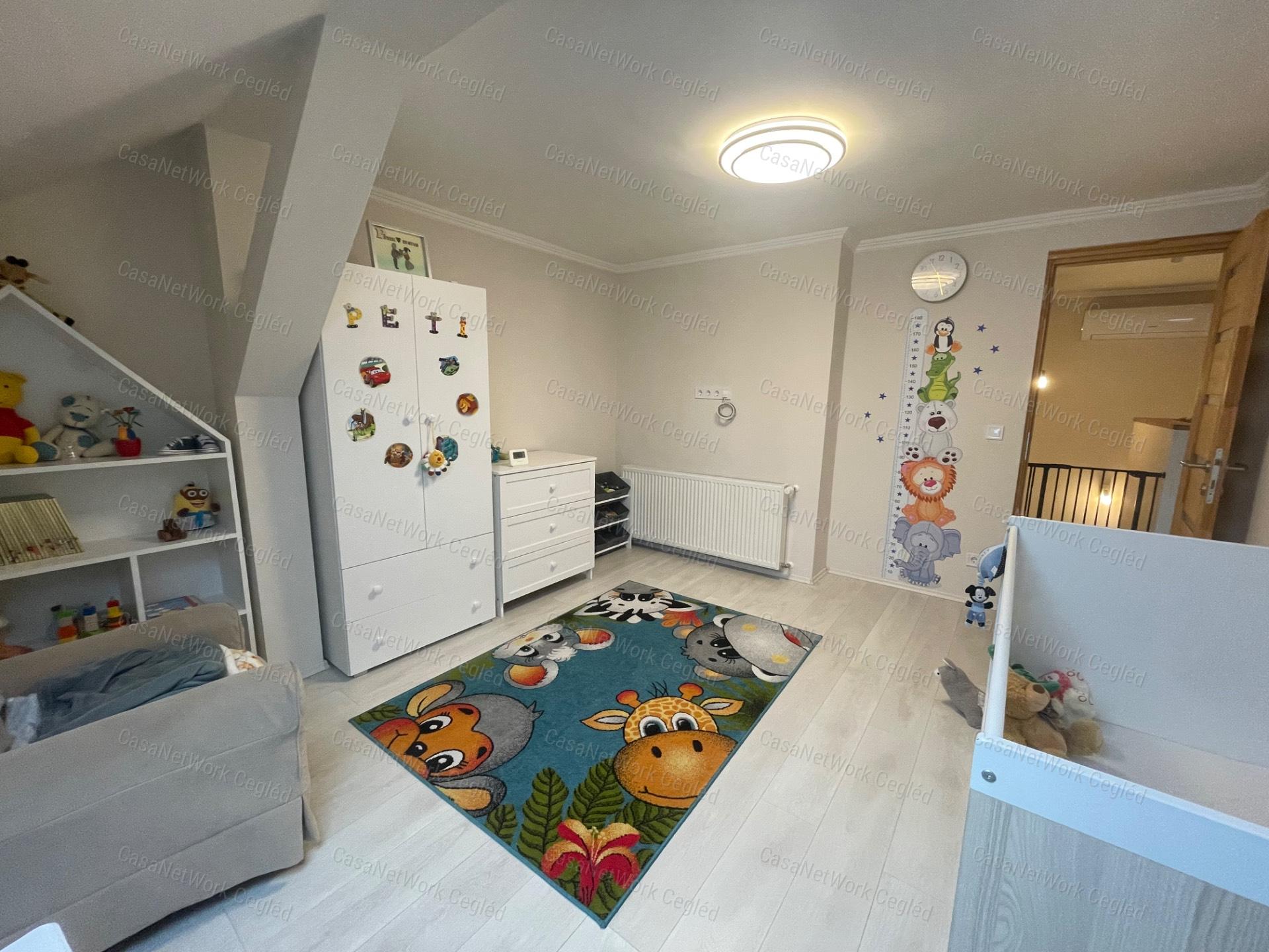 5+1 szobás, nagy teraszos, belső kétszintes, felújított lakás eladó!