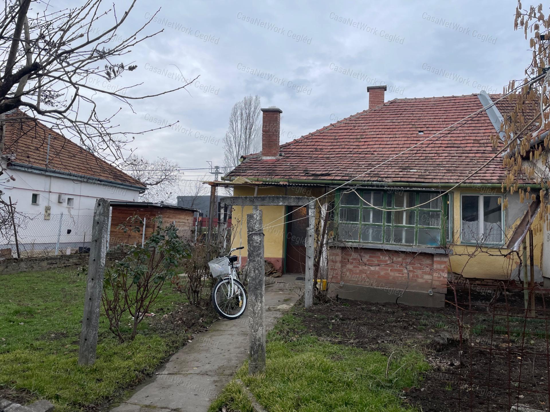 Eladó felújítandó ikerház fél Szolnokon