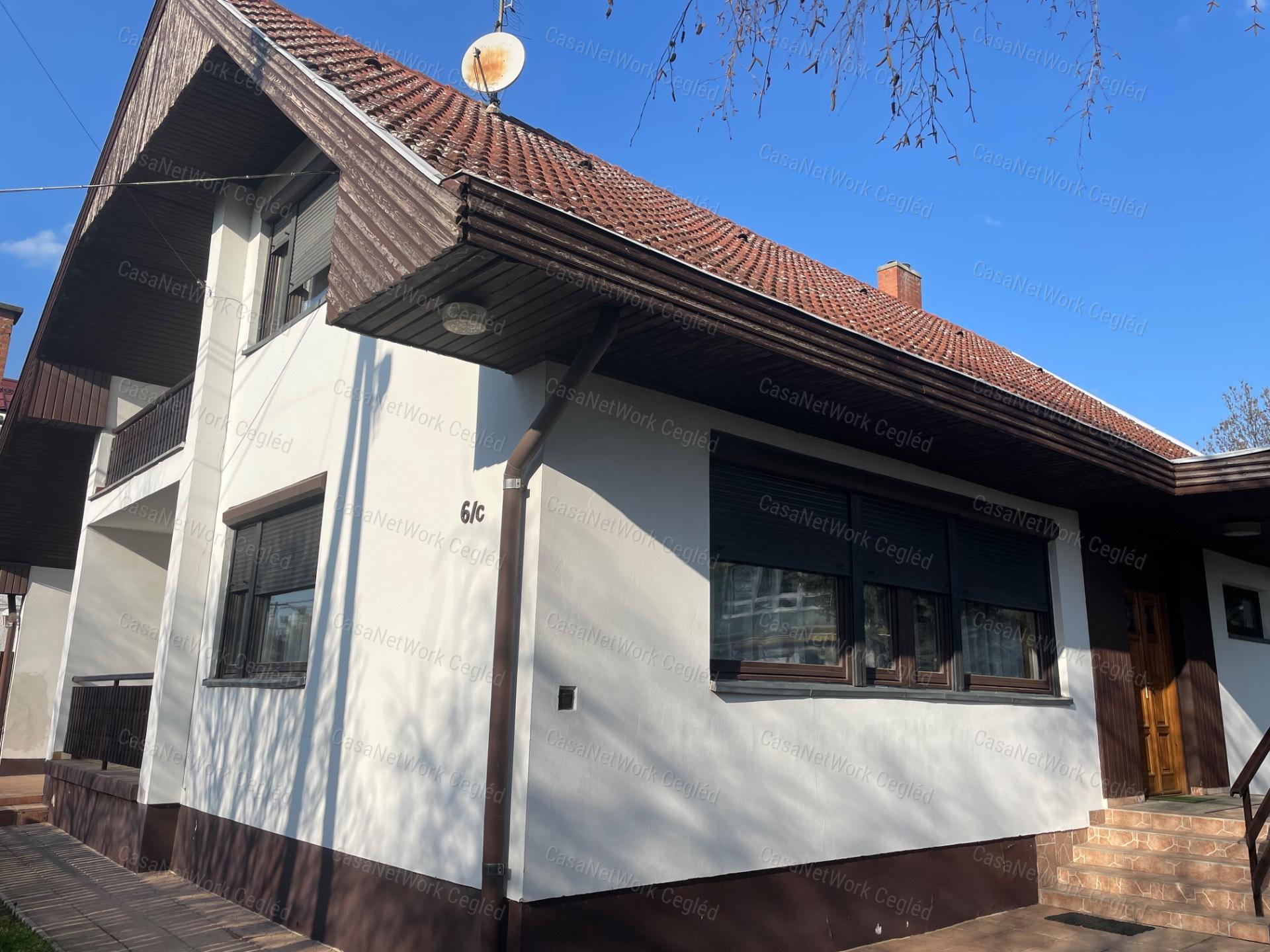 Újszász központjában kiváló helyen remek családi ház eladó!