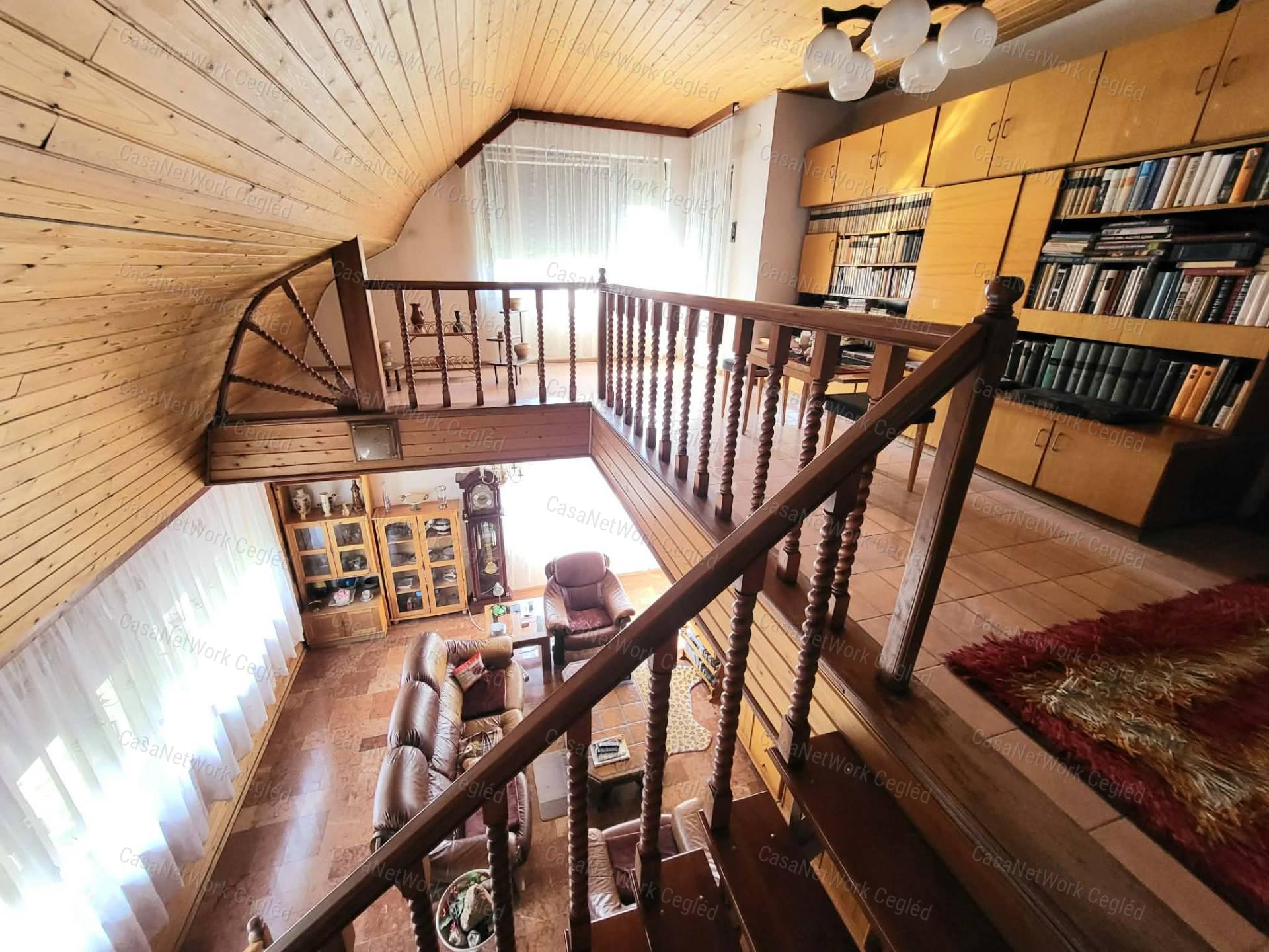 Újszász központjában kiváló helyen remek családi ház eladó!