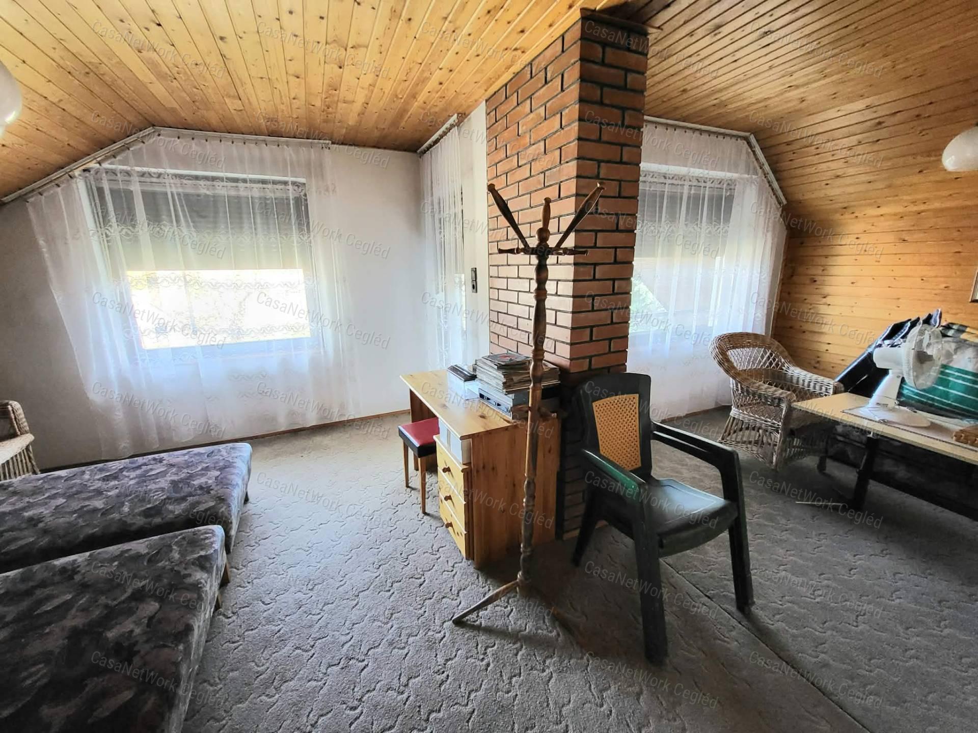 Újszász központjában kiváló helyen remek családi ház eladó!