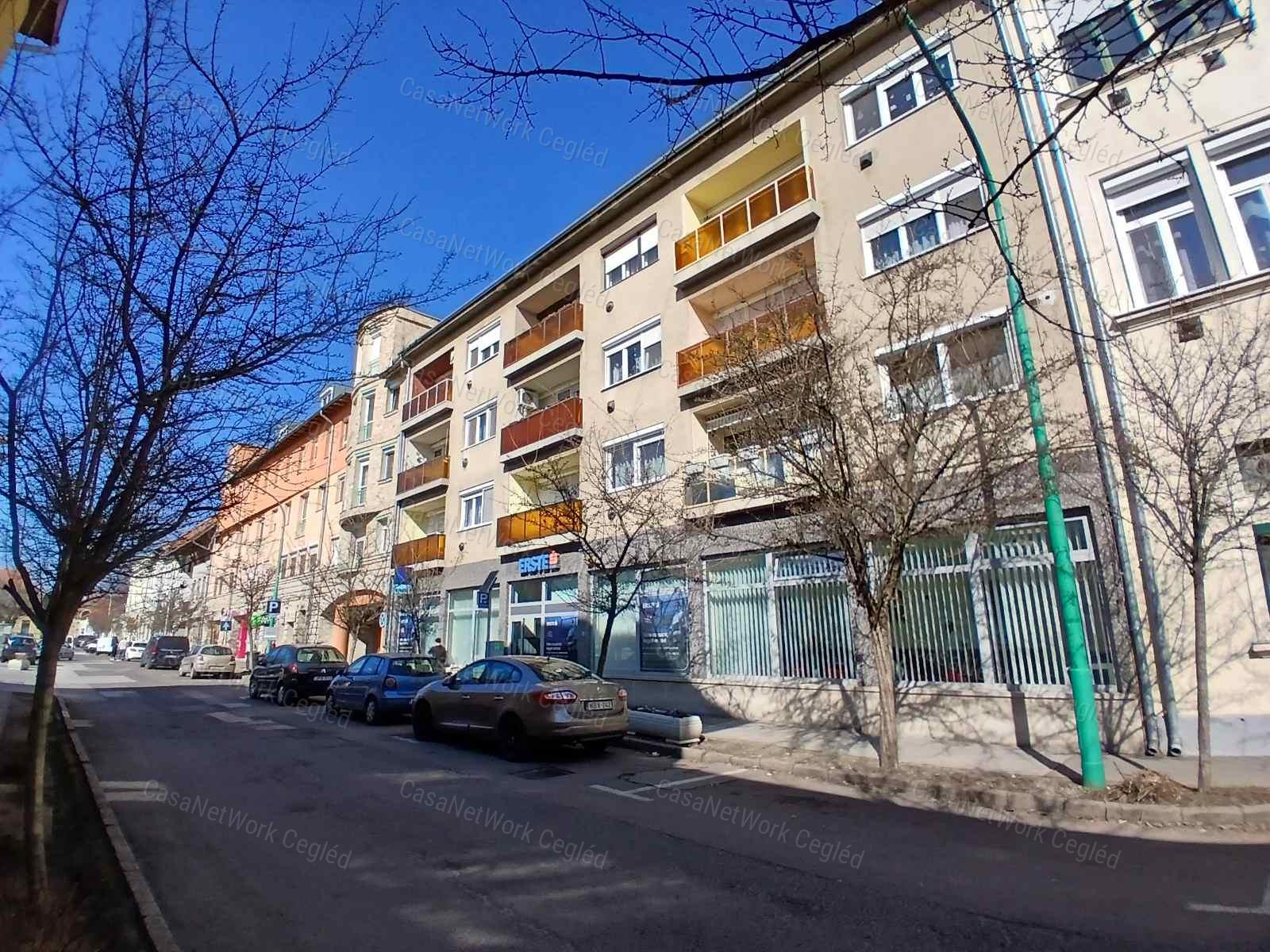 Eladó Cegléd szívében 70 m2 Téglalakás