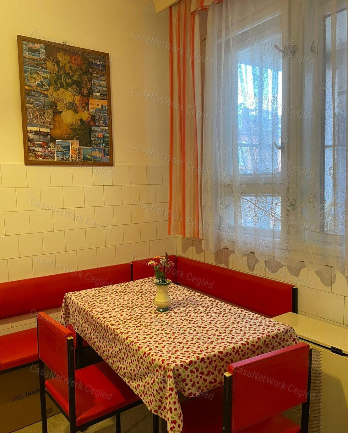 Eladó Cegléd szívében 70 m2 Téglalakás
