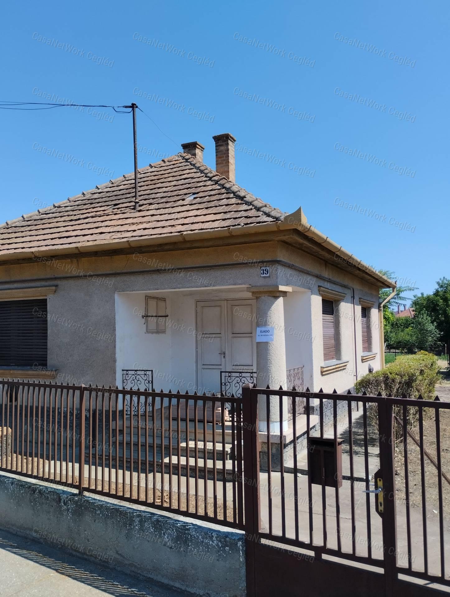 ELADÓ 65 m2 CSALÁDI HÁZ ABONYBAN