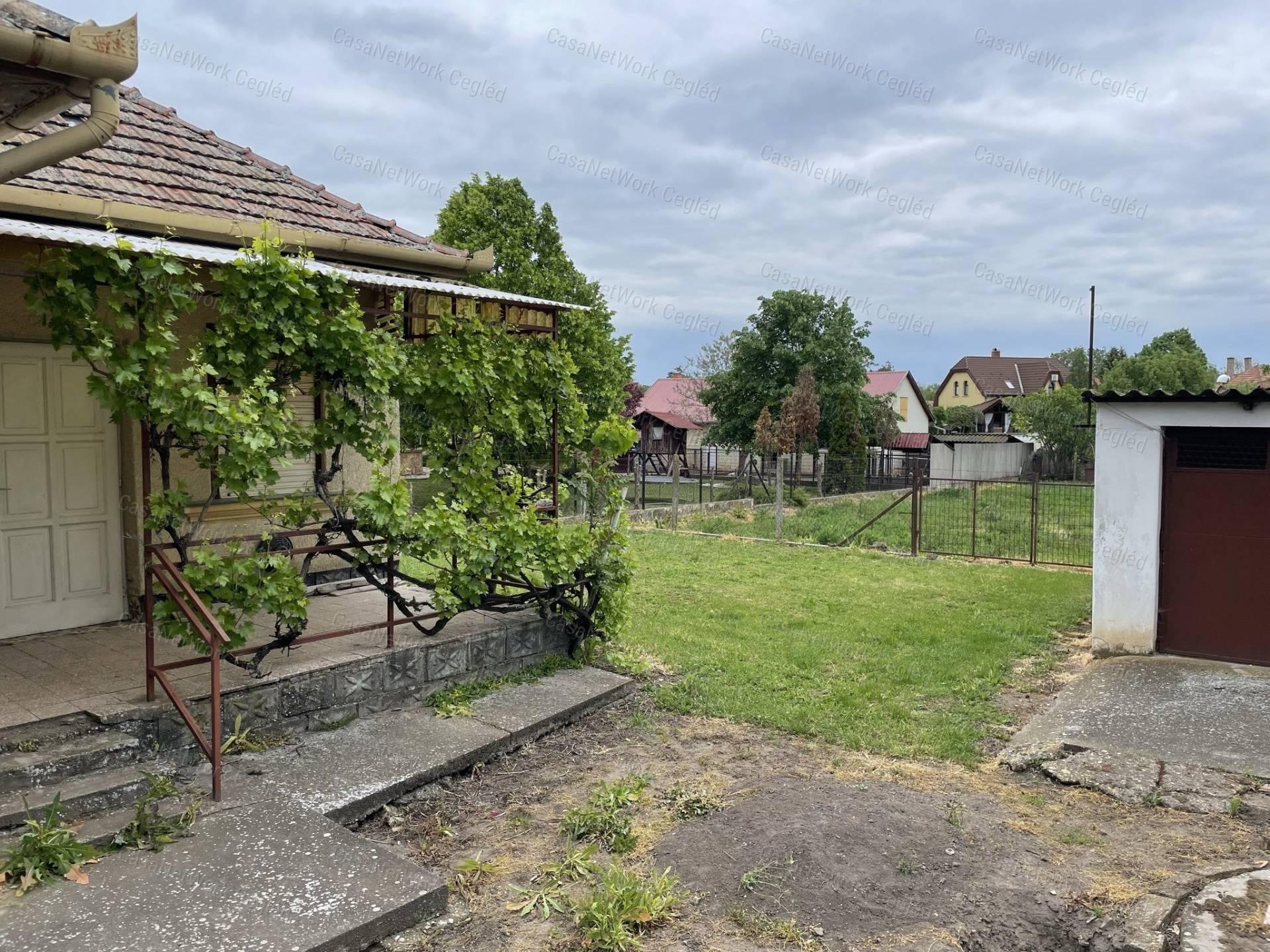 ELADÓ 65 m2 CSALÁDI HÁZ ABONYBAN
