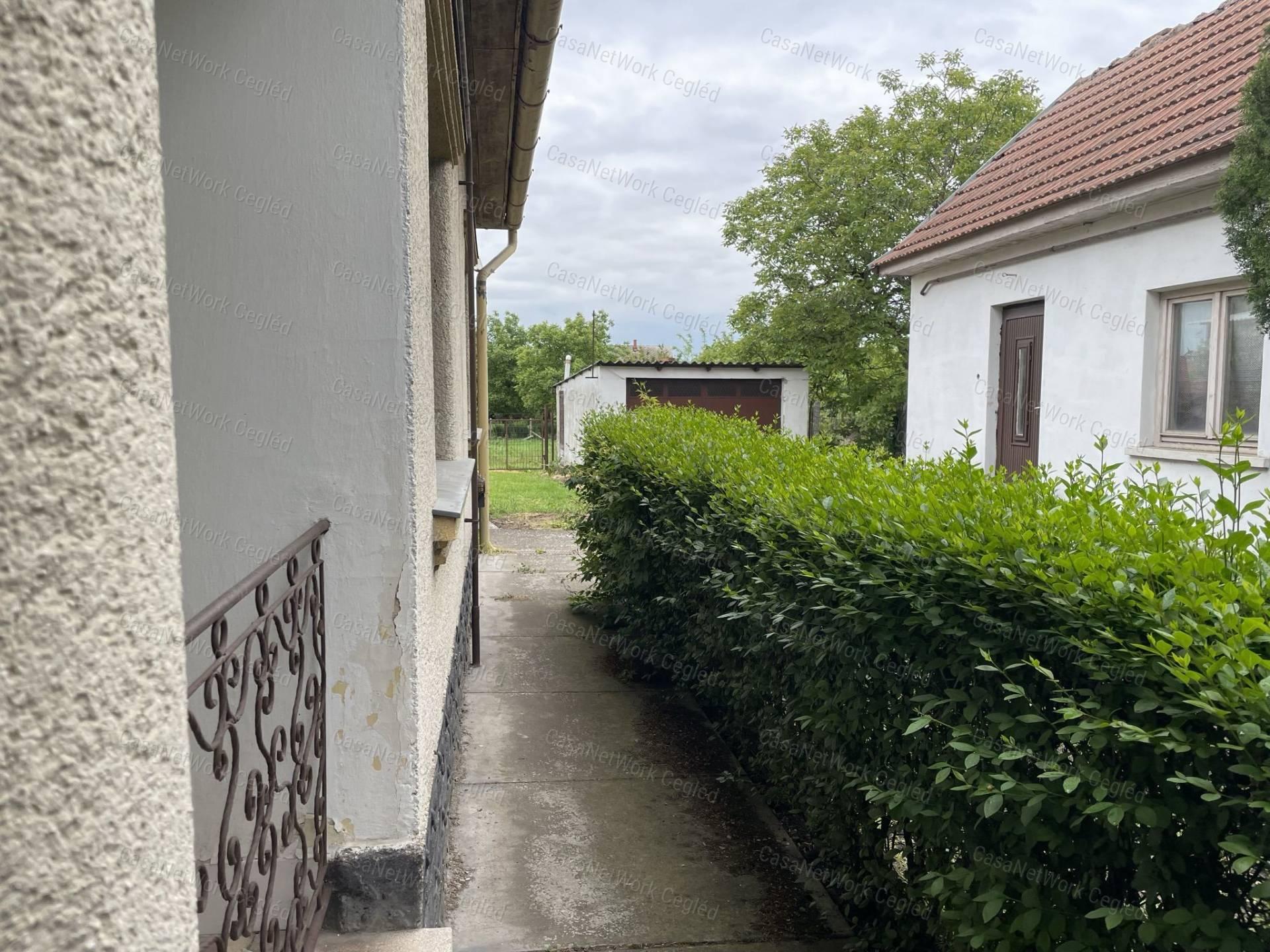 ELADÓ 65 m2 CSALÁDI HÁZ ABONYBAN