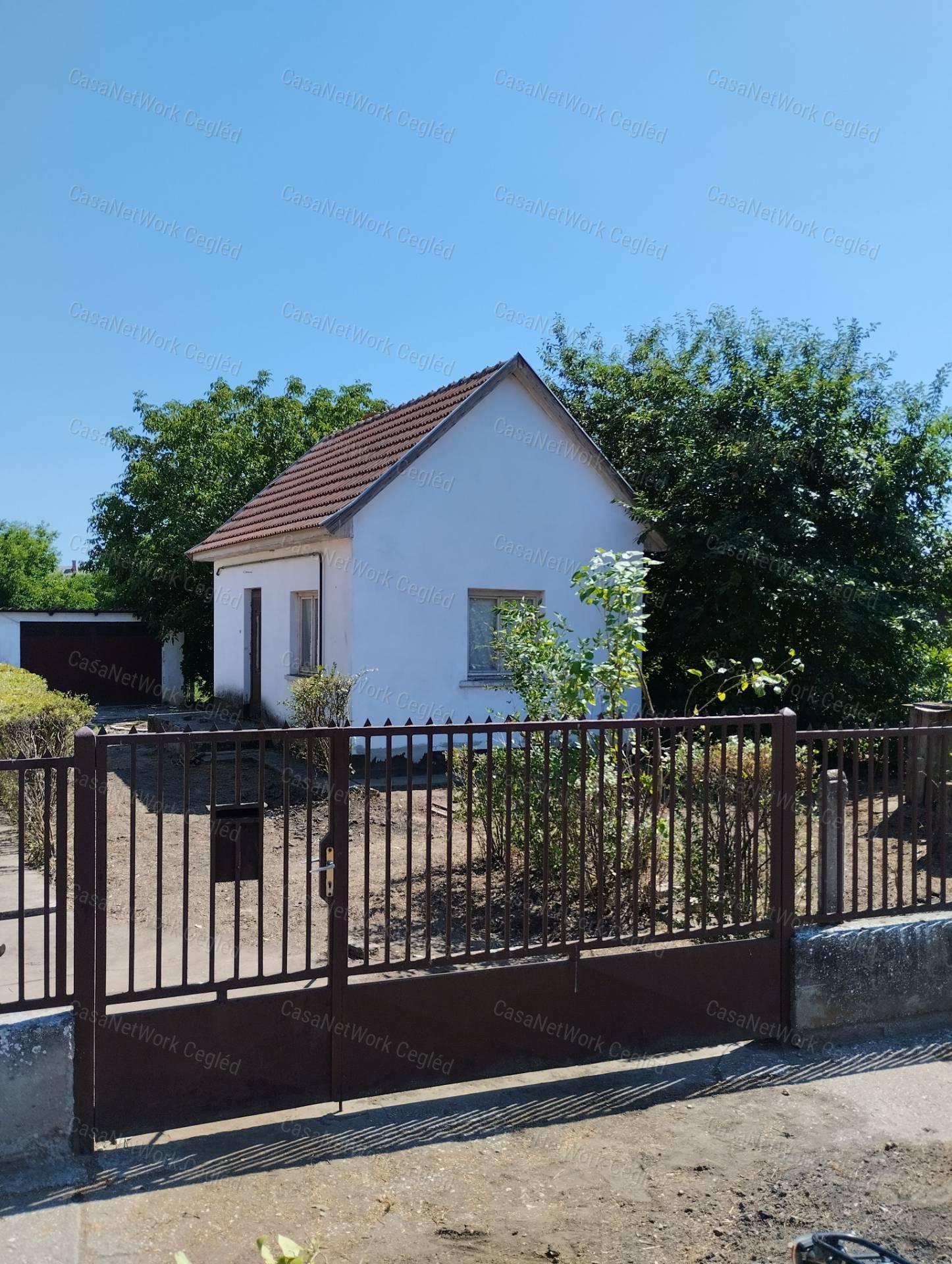 ELADÓ 65 m2 CSALÁDI HÁZ ABONYBAN