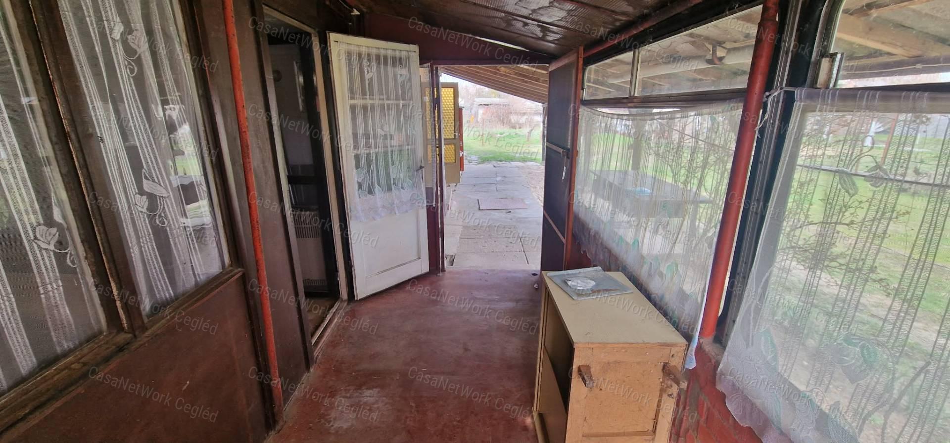 Eladó zártkerti ingatlan Cegléden – Öregszőlőben!