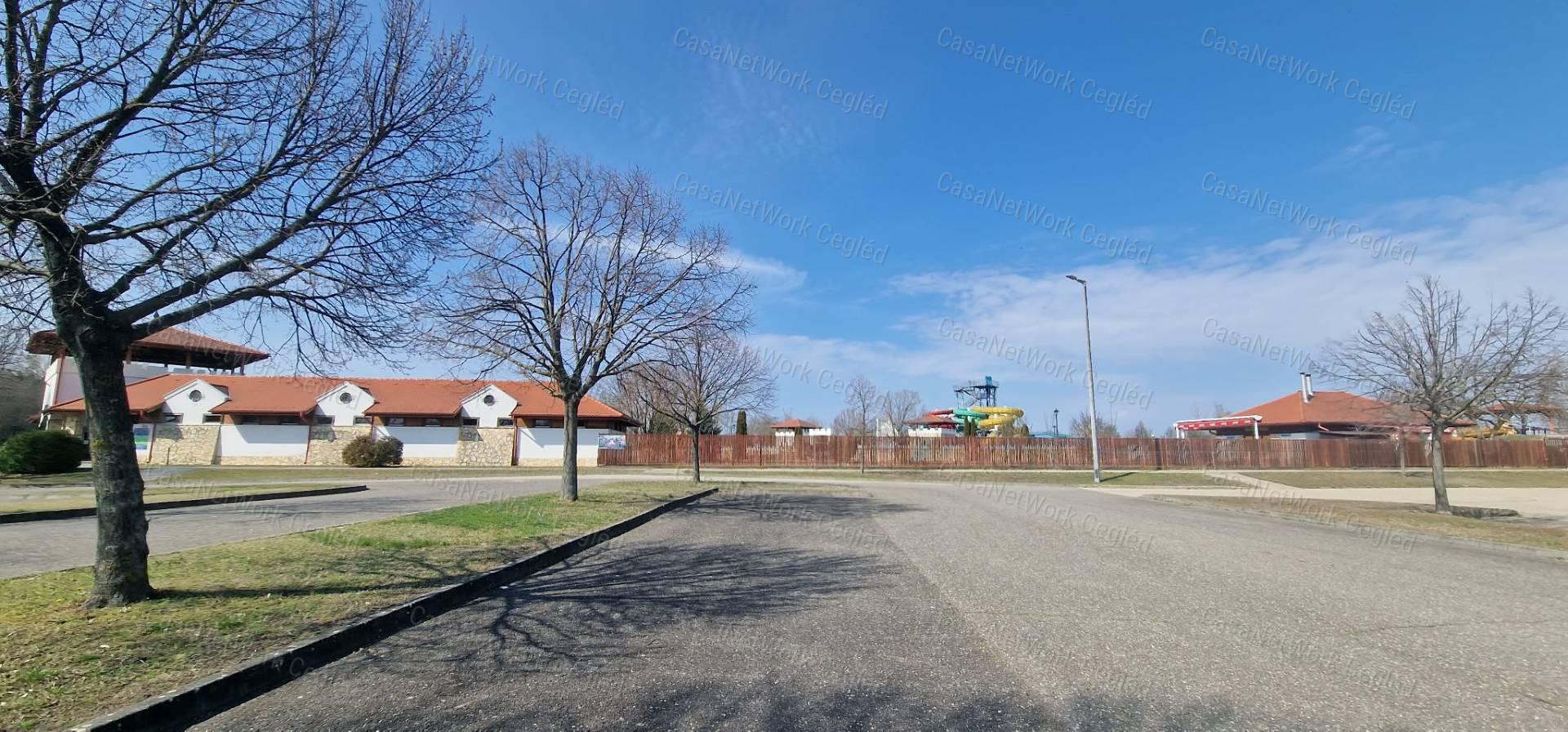 Cegléden telek eladó!