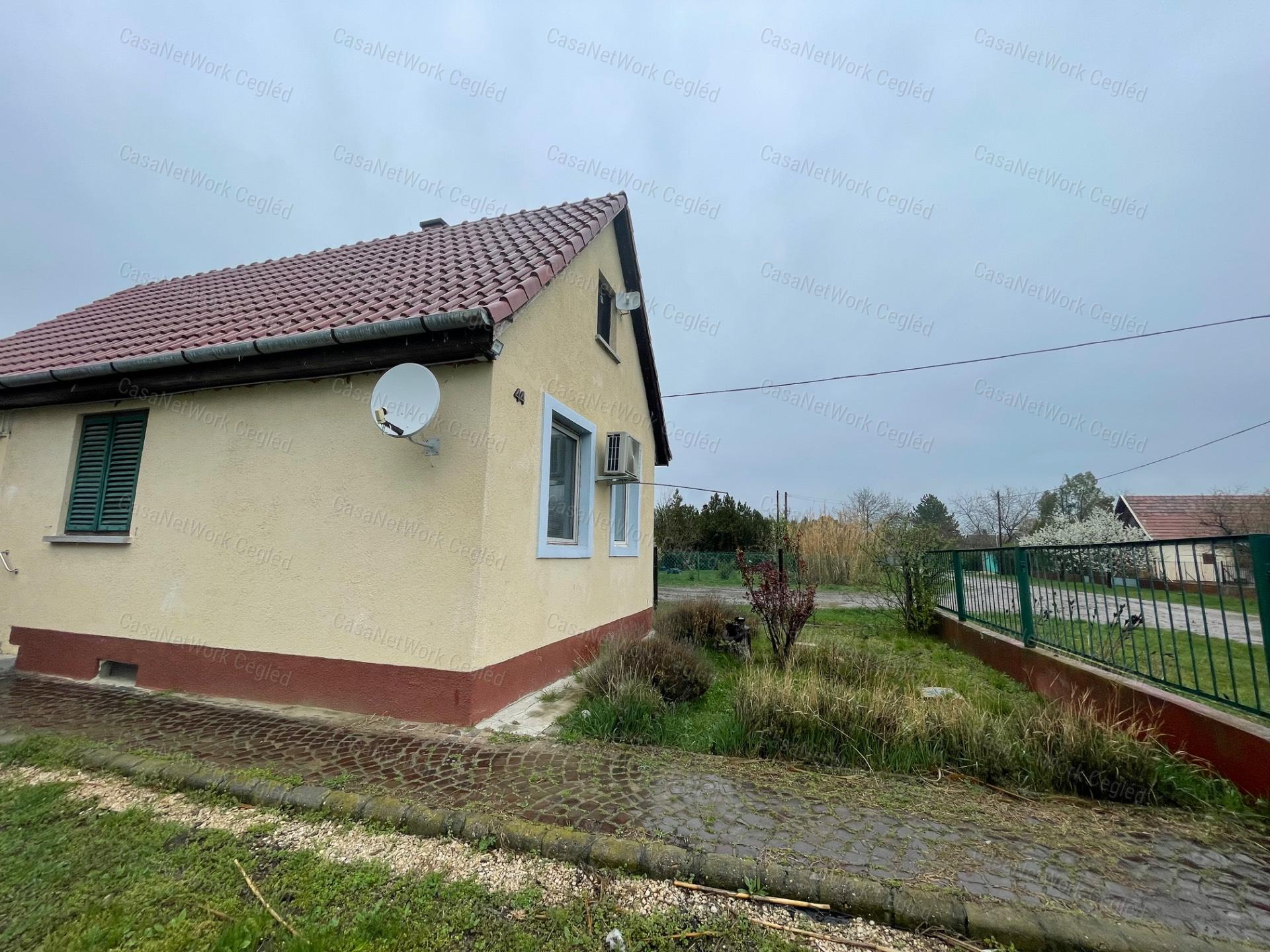 ELADÓ MŰVELÉS ALÓL KIVONT ZÁRTKERTI INGATLAN! ÁLLANDÓ LAKHATÁSRA IS!