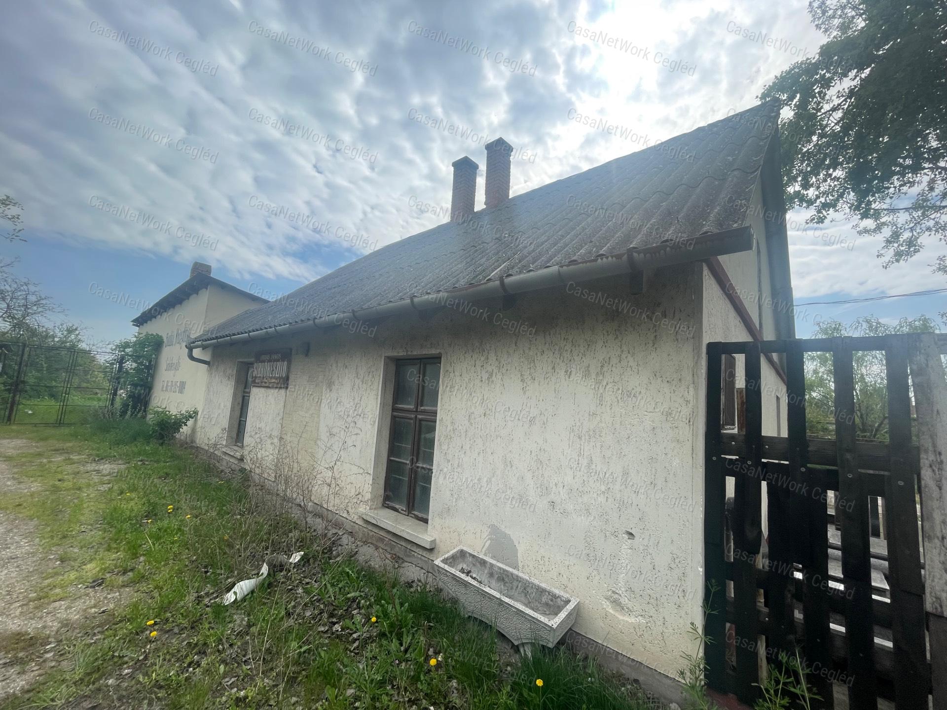 Szolnokon műhely eladó!