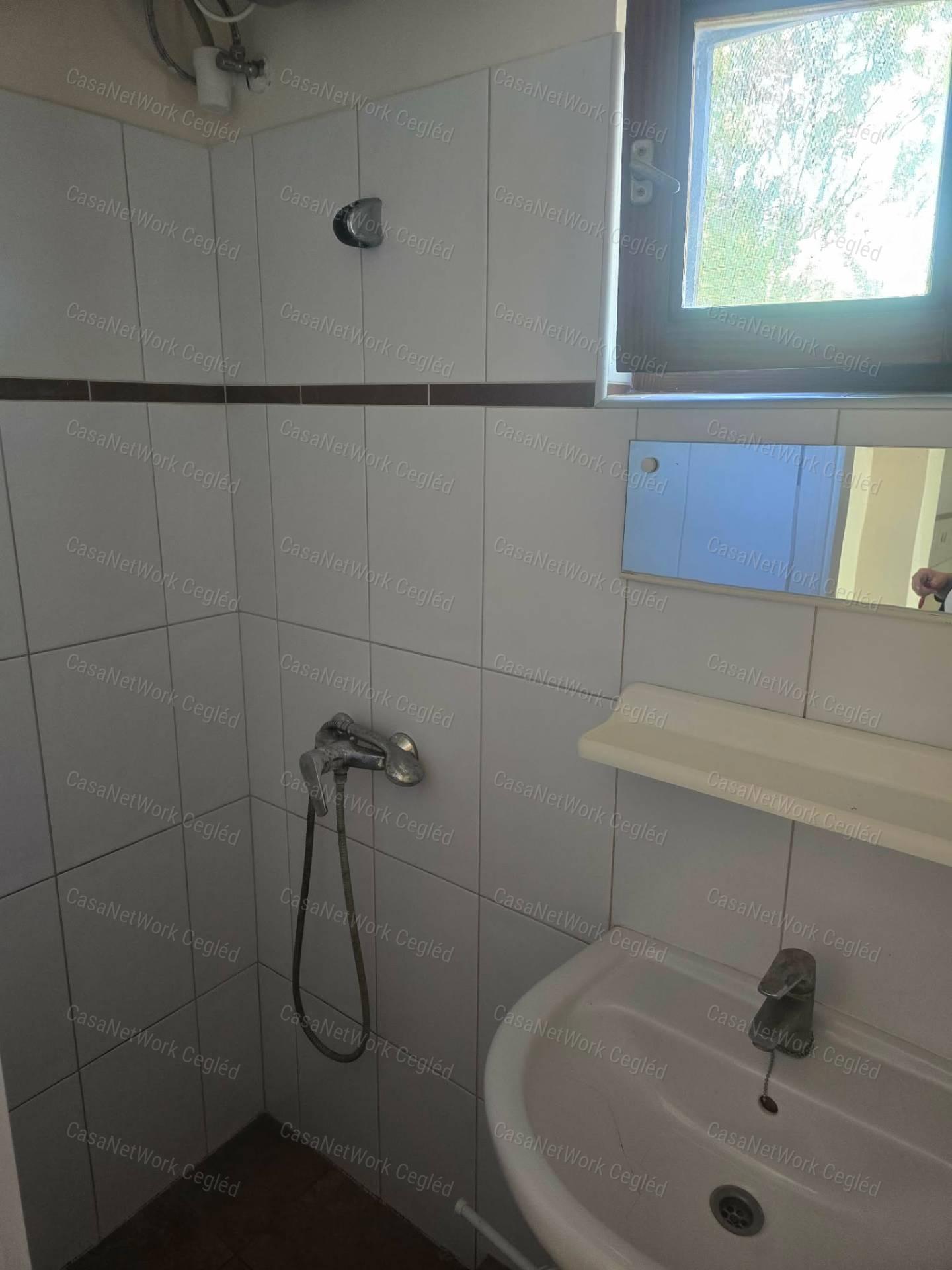 Eladó zártkert gazdasági épülettel