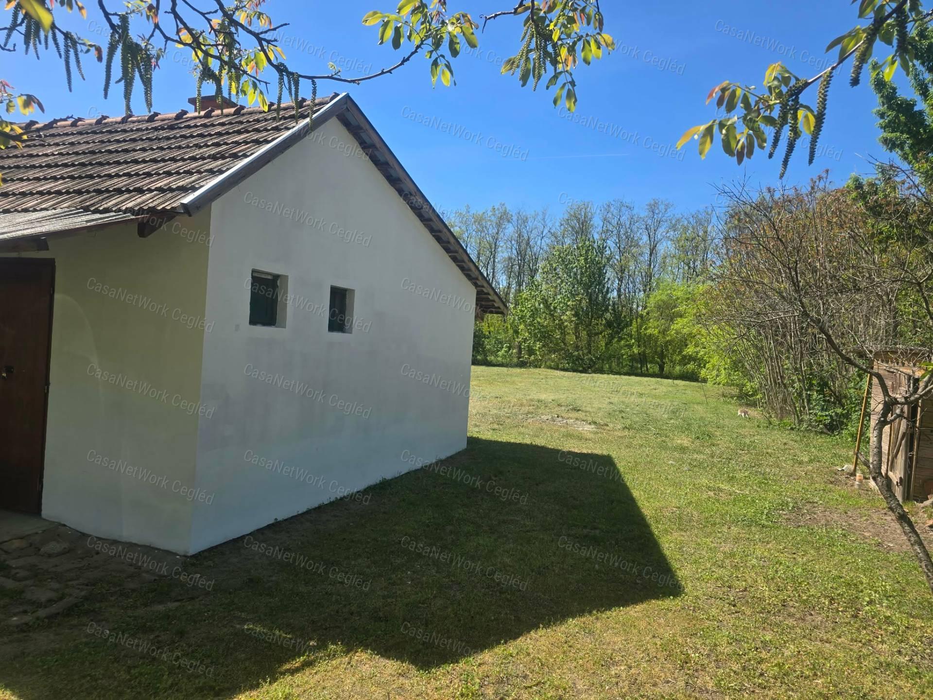 Eladó zártkert gazdasági épülettel